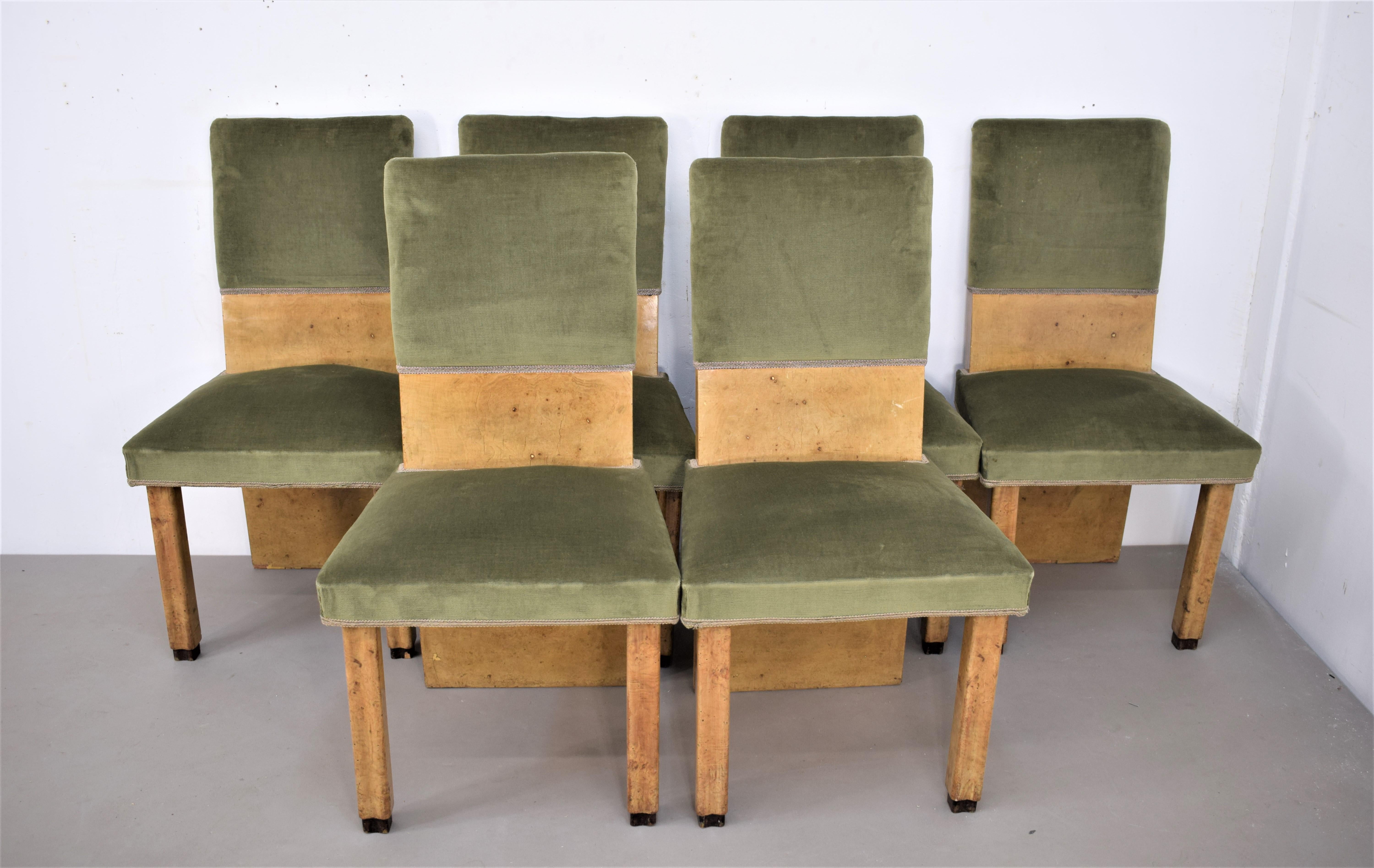 Satz von sechs italienischen Stühlen, 1930er Jahre.
Abmessungen: H=95 cm; B=51 cm; T=46 cm; Sitzhöhe= 45 cm.
