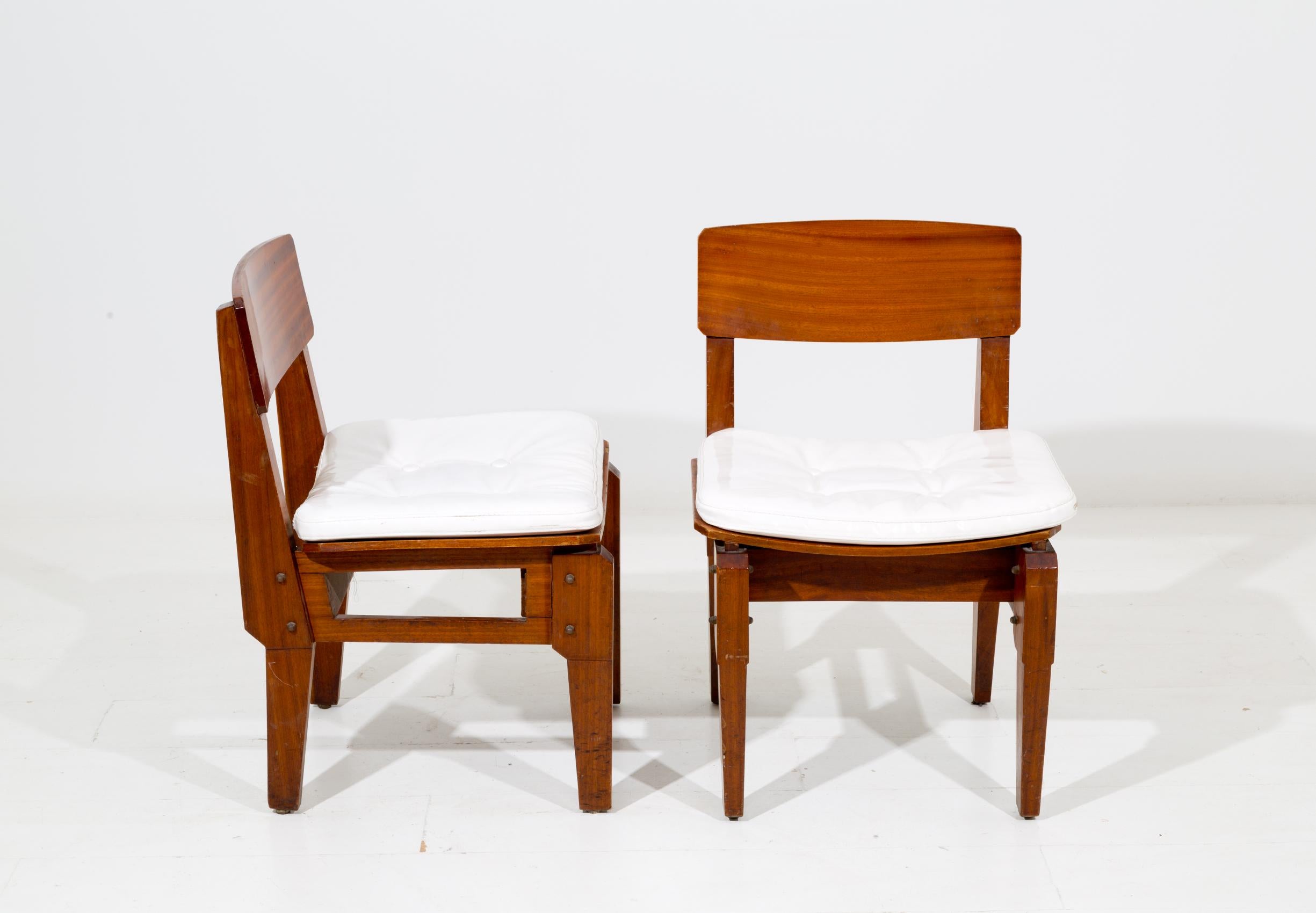 Seltener Satz von sechs italienischen Stühlen, entworfen vom Architekten Vito SanGirardi für das Geschäft Pallante in Bari, Palo del Colle in den 1950er Jahren. Das Set ist aus robustem Mahagoniholz gefertigt. Der Sitz ist aus weißem italienischem