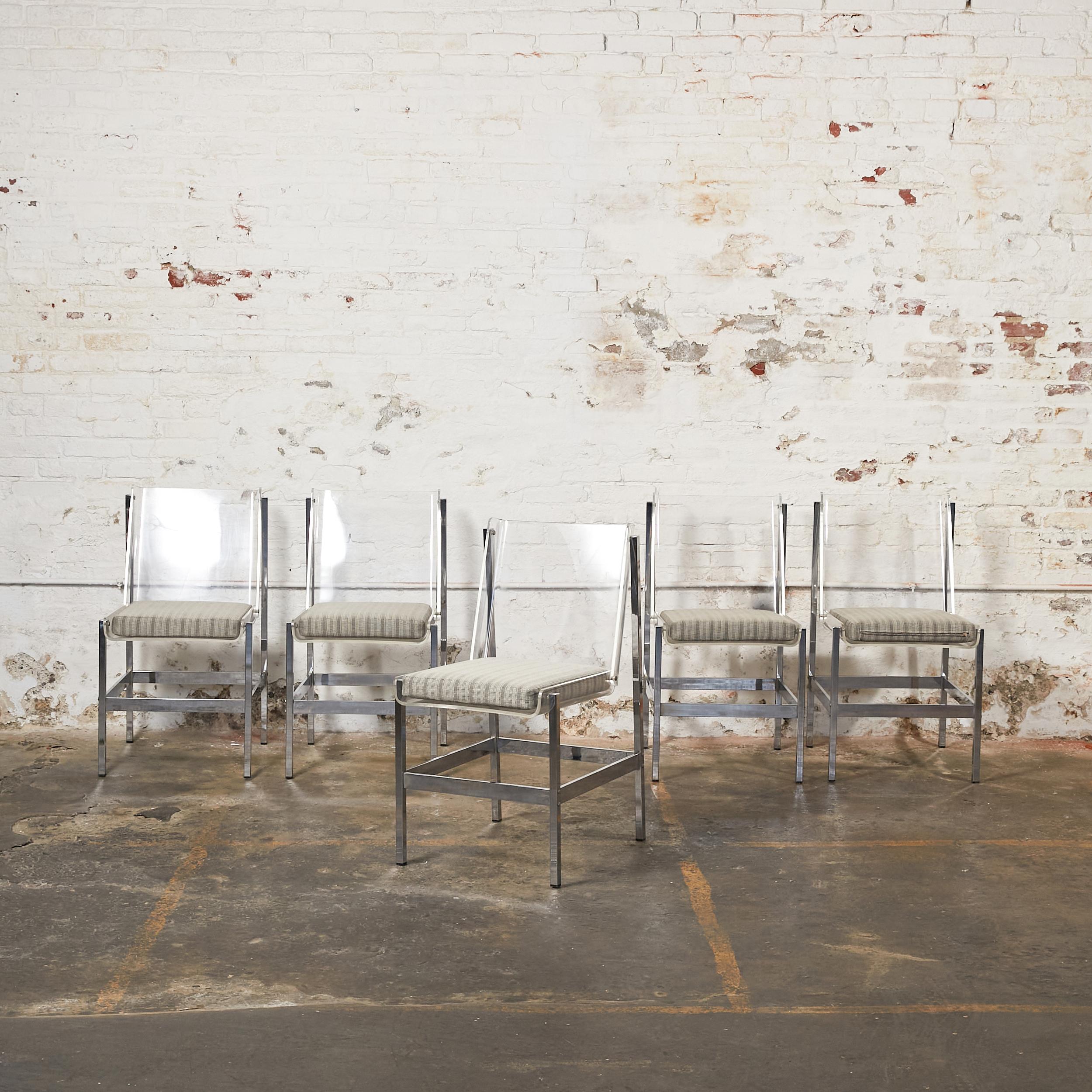 Ensemble de six chaises italiennes aux lignes épurées. La structure en métal chromé soutient l'assise et le dossier en lucite. Livré avec des coussins d'assise.