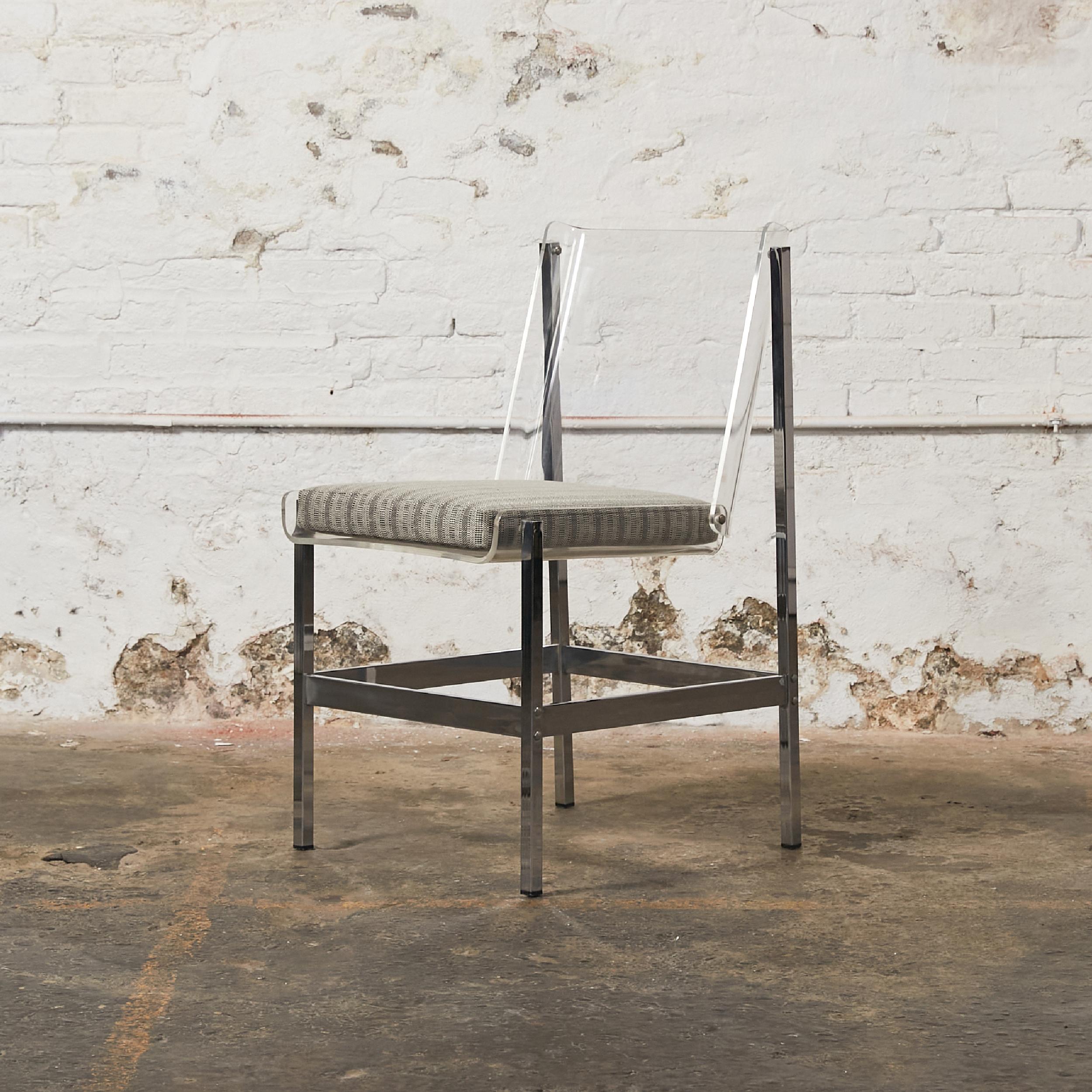 Ensemble de six chaises italiennes en structure métallique chromée et assise et dossier en Lucite Bon état - En vente à Philadelphia, PA