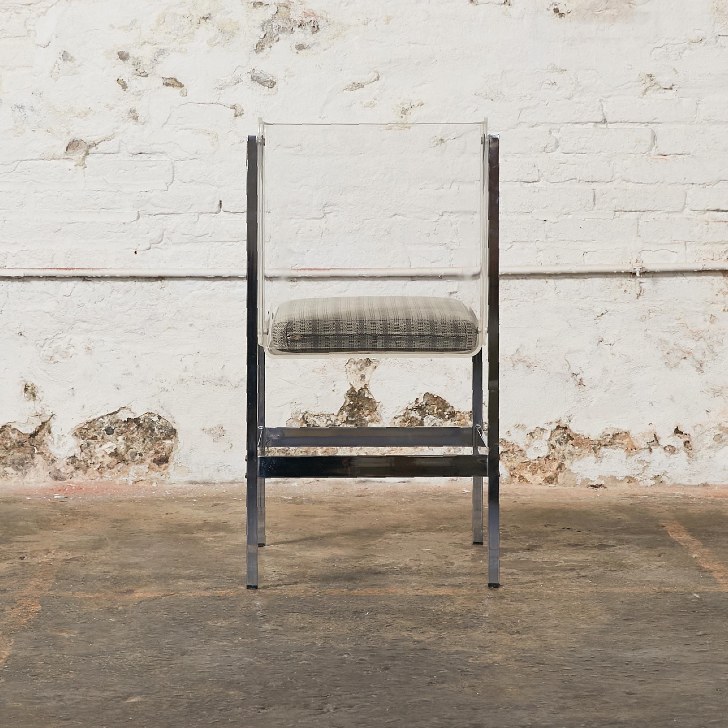 Métal Ensemble de six chaises italiennes en structure métallique chromée et assise et dossier en Lucite en vente