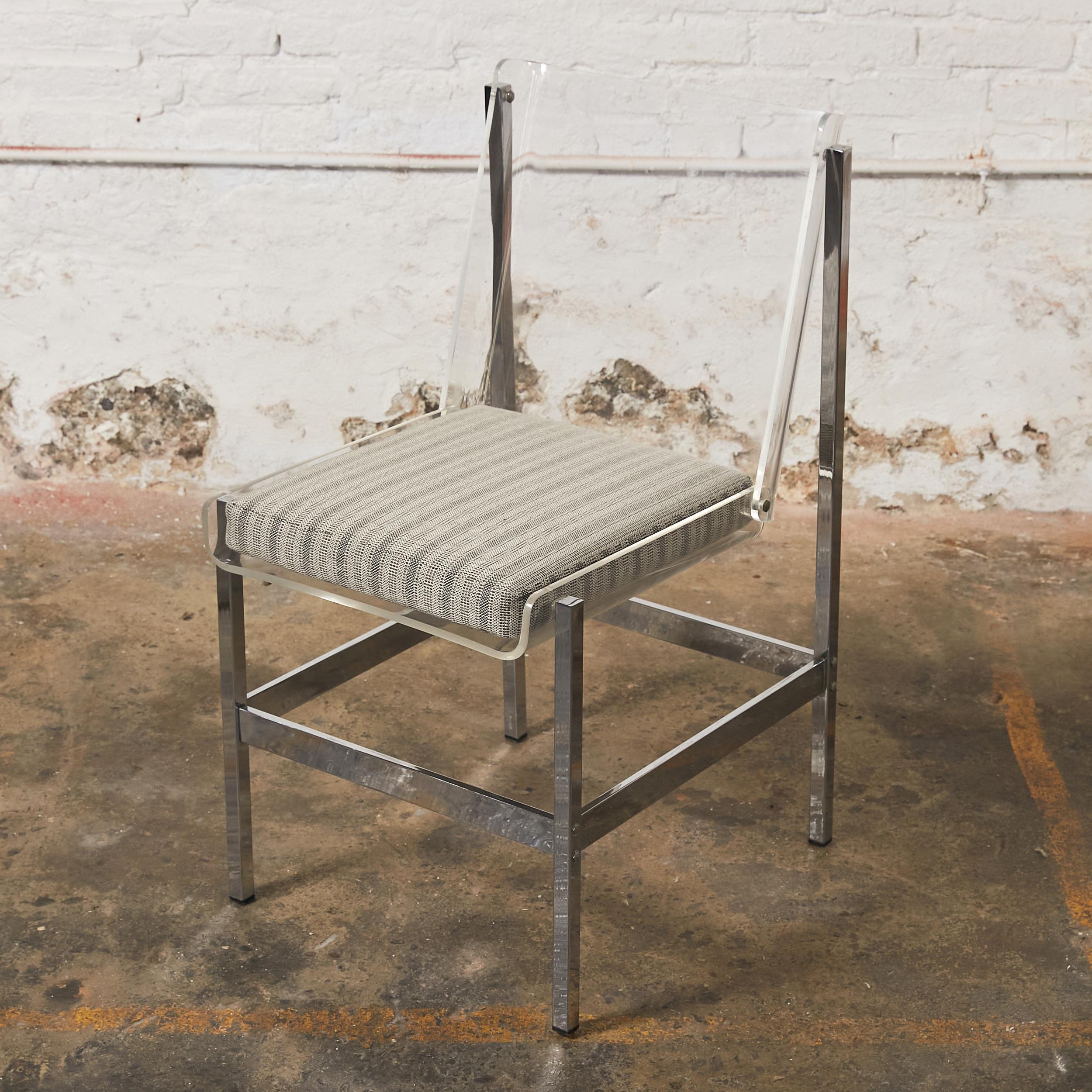 Ensemble de six chaises italiennes en structure métallique chromée et assise et dossier en Lucite en vente 1