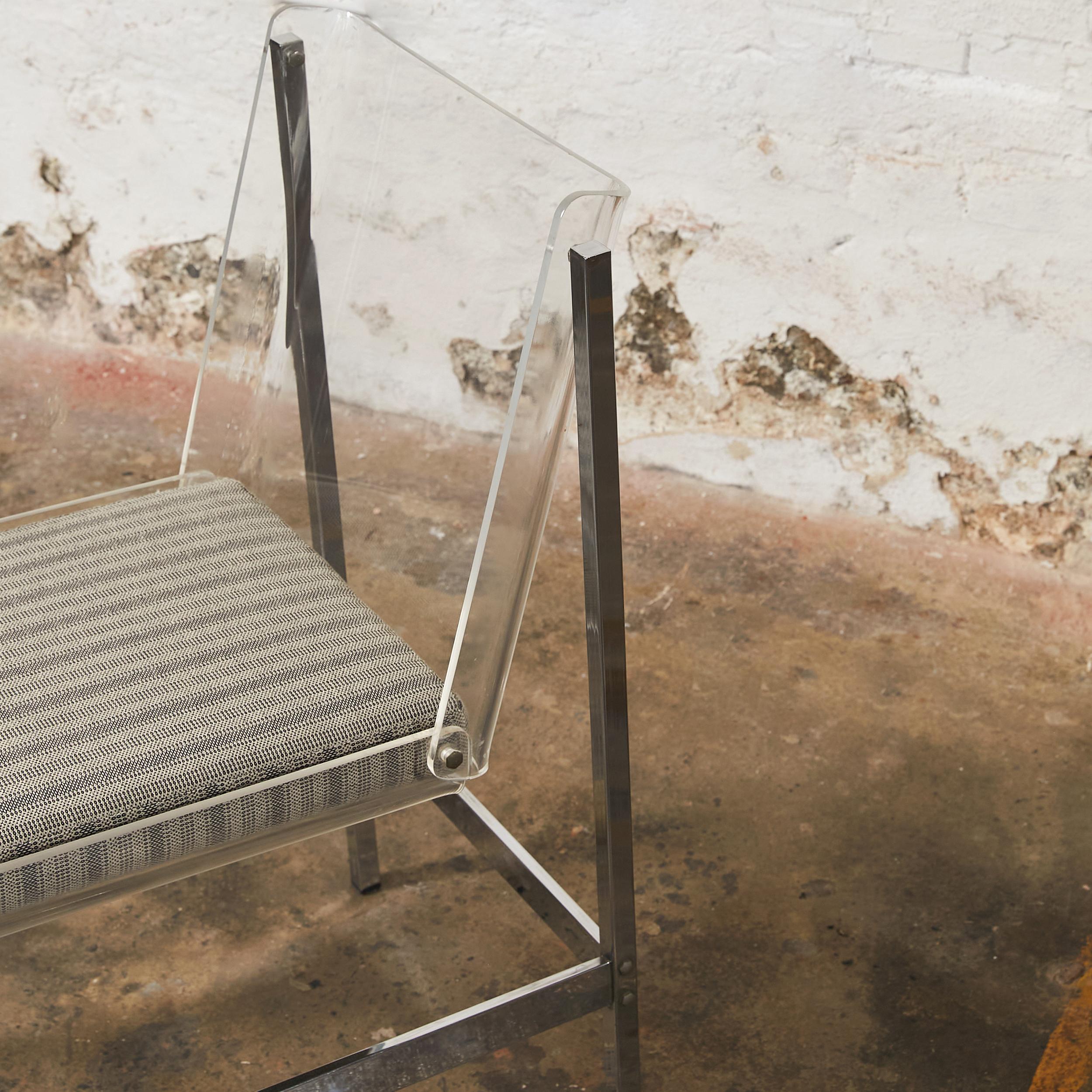 Ensemble de six chaises italiennes en structure métallique chromée et assise et dossier en Lucite en vente 2