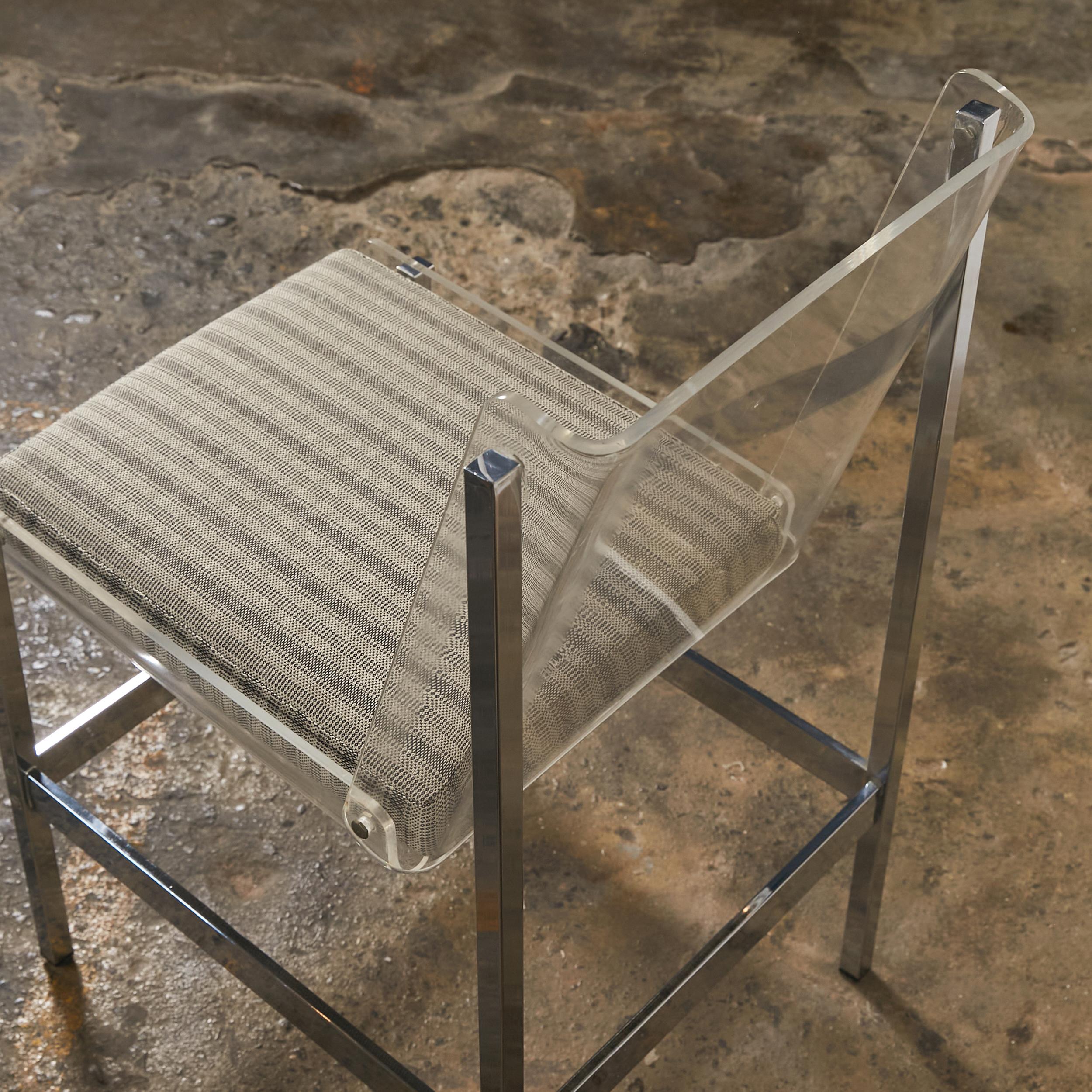 Ensemble de six chaises italiennes en structure métallique chromée et assise et dossier en Lucite en vente 3