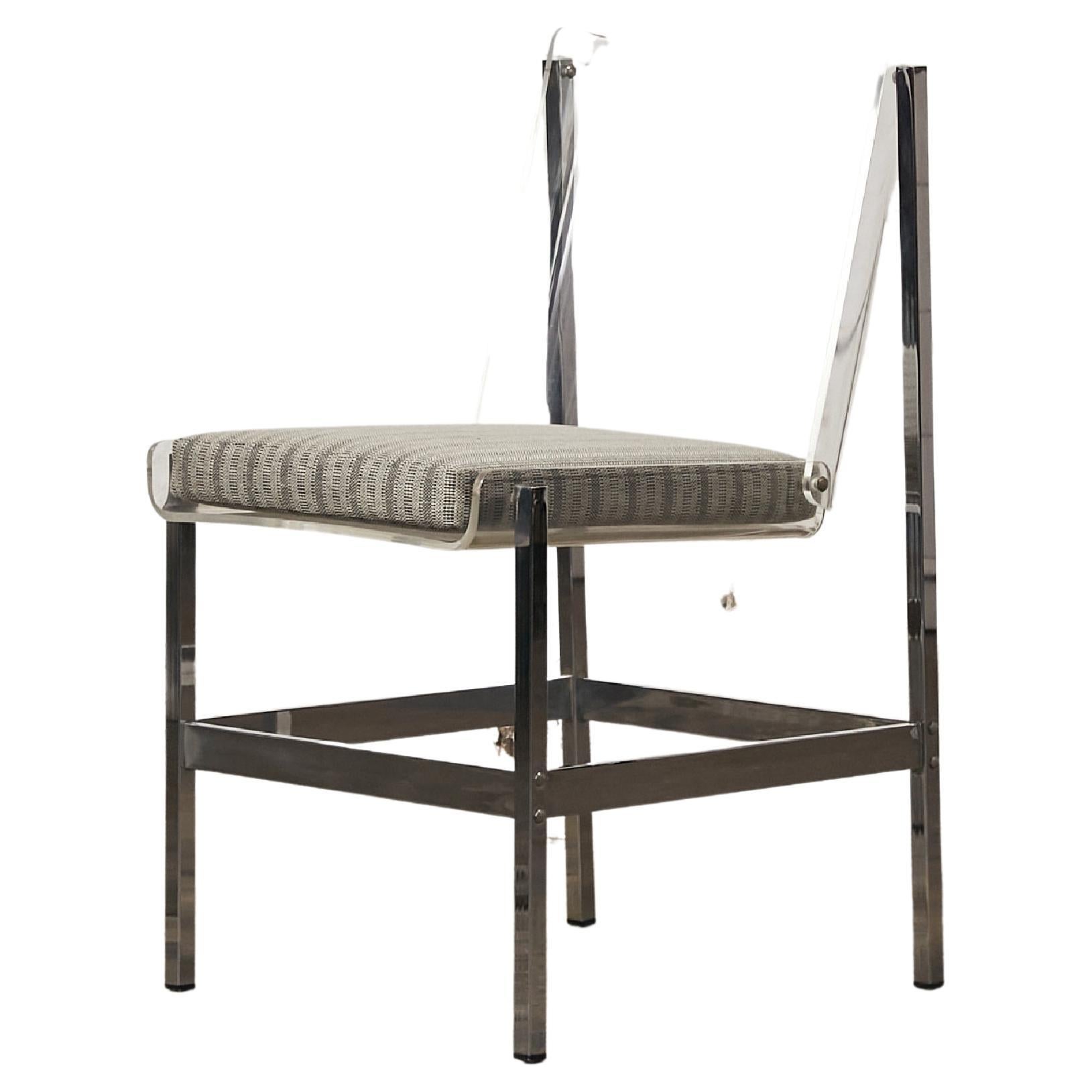 Ensemble de six chaises italiennes en structure métallique chromée et assise et dossier en Lucite en vente