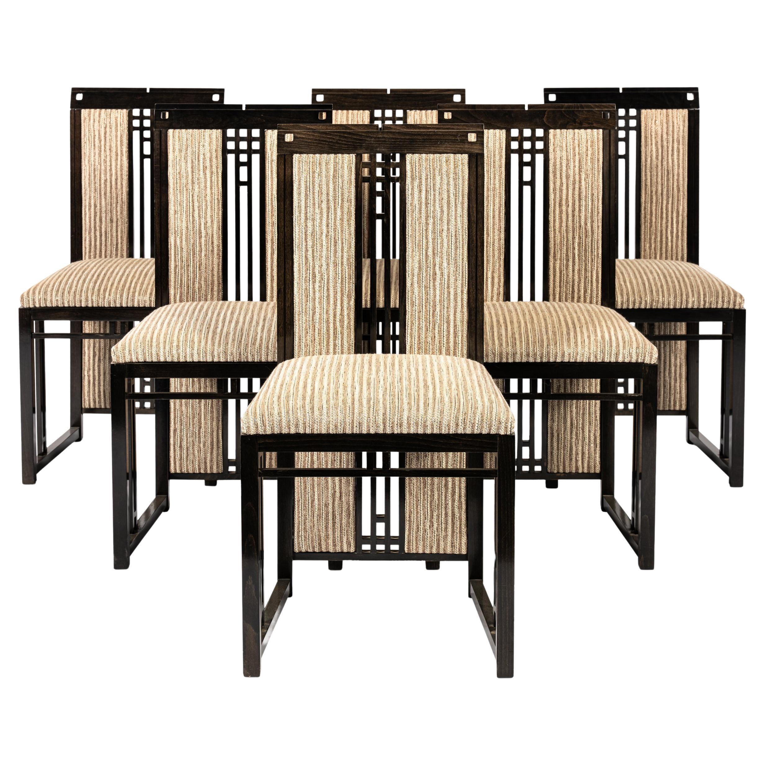 Juego de seis sillas de comedor de diseño italiano ennegrecidas y tapizadas de Giorgetti en venta