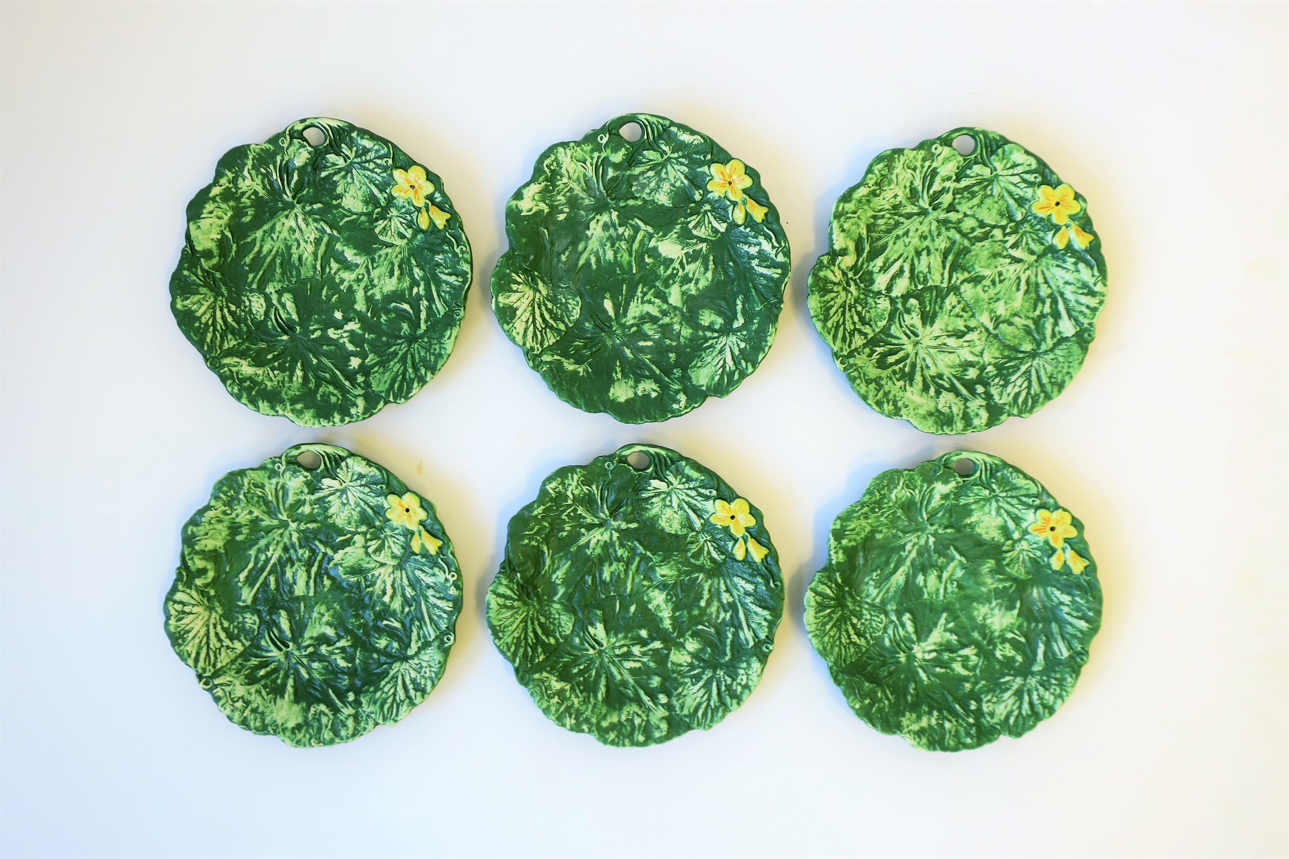 Un magnifique ensemble de six (6) assiettes italiennes en poterie mate verte et jaune avec des motifs de feuilles et de fleurs par le designer Ed Langbein, fabriquées en Italie, vers le milieu du 20e siècle. Les six plaques sont marquées au dos