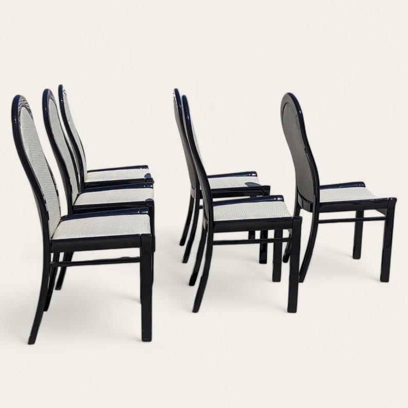 Laqué Ensemble de six chaises de salle à manger italiennes, laque noire, postmodernes, années 80, bois massif en vente