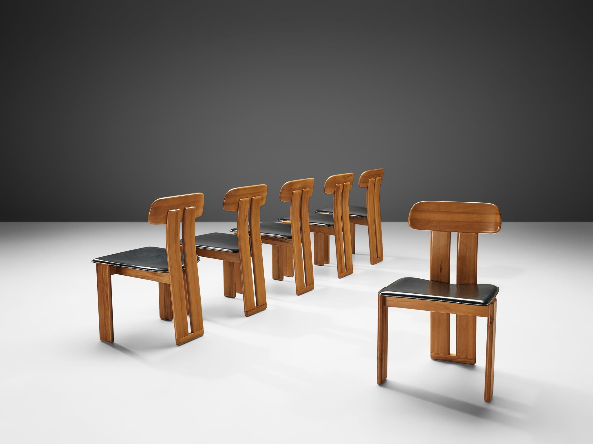 Sapporo for Mobil Girgi, set of six dining chairs, Italian walnut and cognac leather, Italy, 1970s.

Set of six sculptural chairs that feature wonderful backrests, consisting of two vertical slats distanced from each other. At the bottom and top