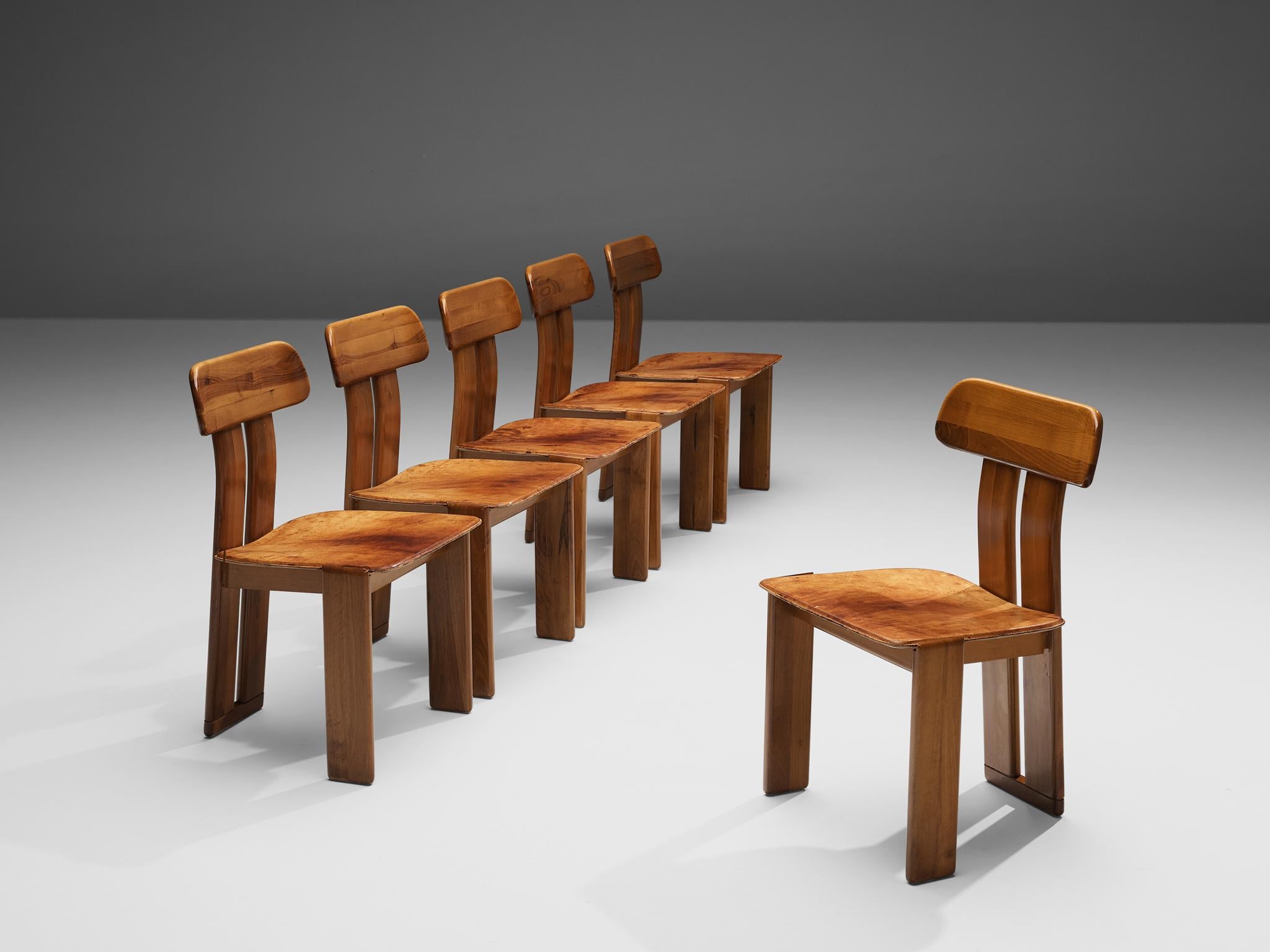 Sapporo for Mobil Girgi, set of six dining chairs, Italian walnut and patinated cognac leather, Italy, 1970s.

Set of six sculptural chairs that feature wonderful backrests, consisting of two vertical slats distanced from each other. At the bottom