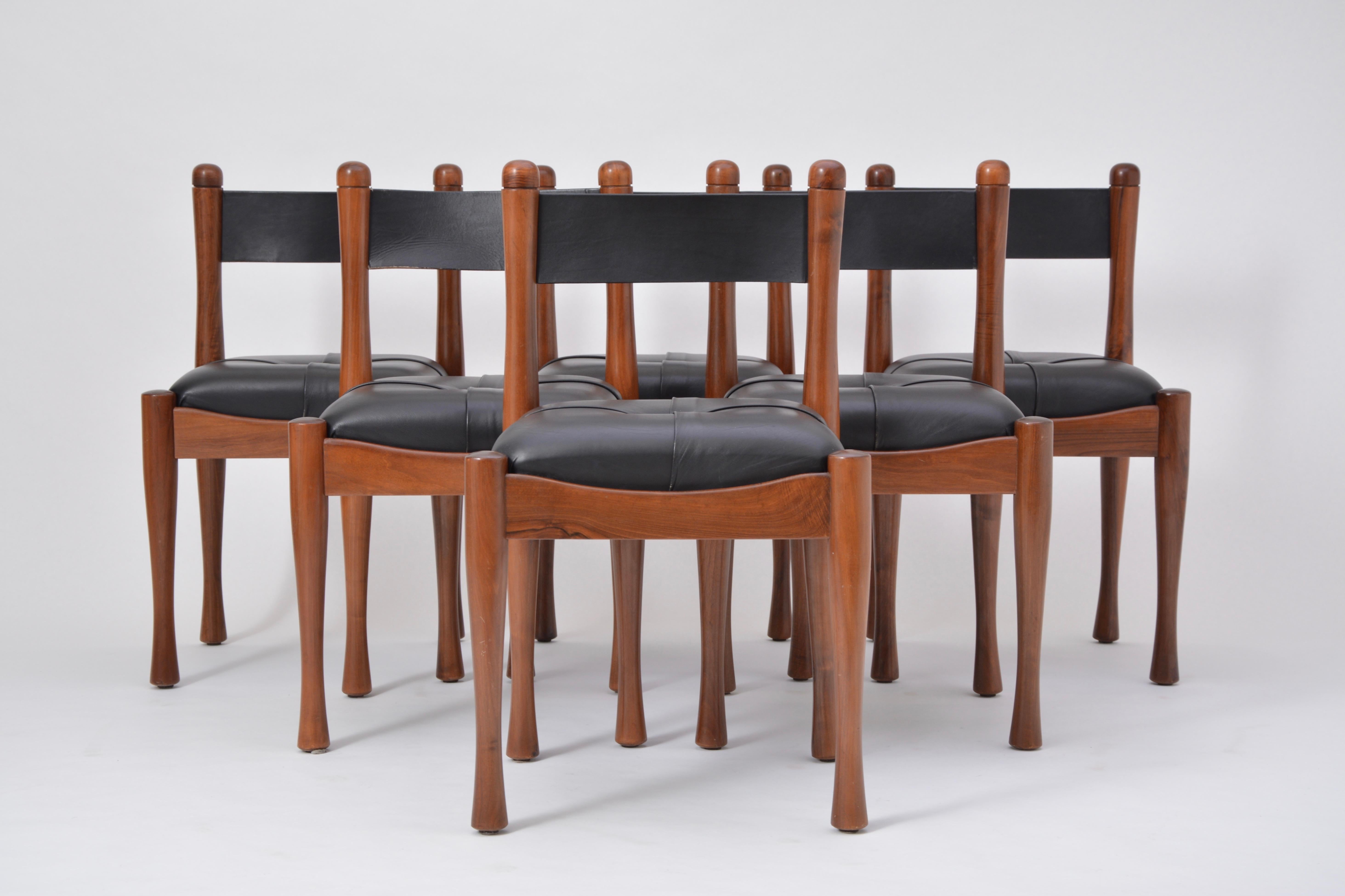 Set of six Italian Mid-Century Modern dining chairs by Silvio Coppola for Bernini

This set of six chairs was designed by Silvio Coppola for Bernini, and produced in the 1970s in Italy. The chairs frame are made of beech wood with foam padding and