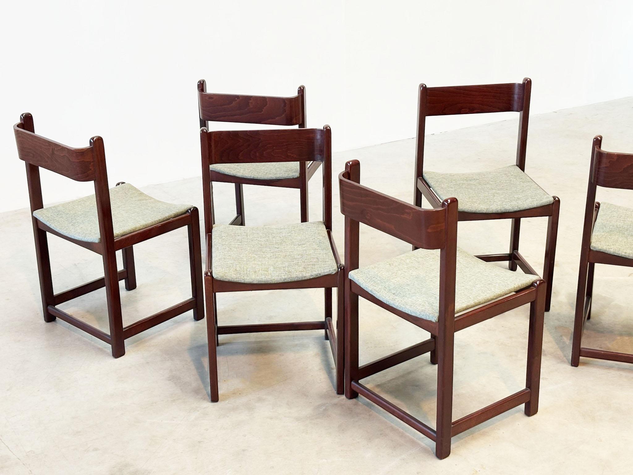 Set di sei sedie da pranzo italiane
Queste sei sedie da pranzo sono state realizzate in Italia ma da un produttore sconosciuto. Sono stati realizzati probabilmente negli anni '70 e sono un perfetto esempio di artigianato e qualità italiana! Hanno