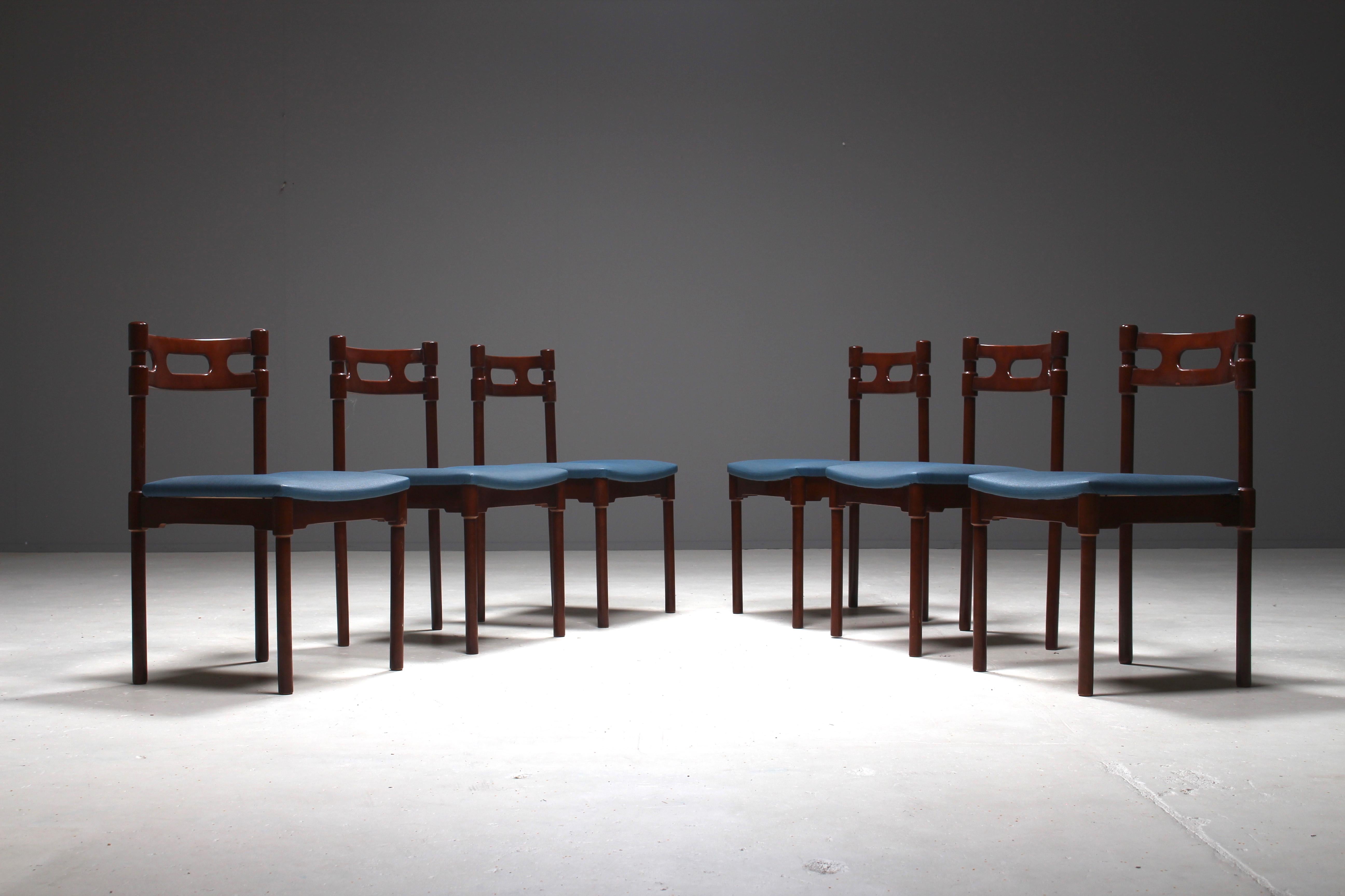 Beautiful set of six Italian dining chairs in the style of the Italian designer Gianfranco Frattini from the 1960s.
These glossy lacquered walnut chairs do have very sculptural Classic elements and also look very modern.
The chairs are upholstered