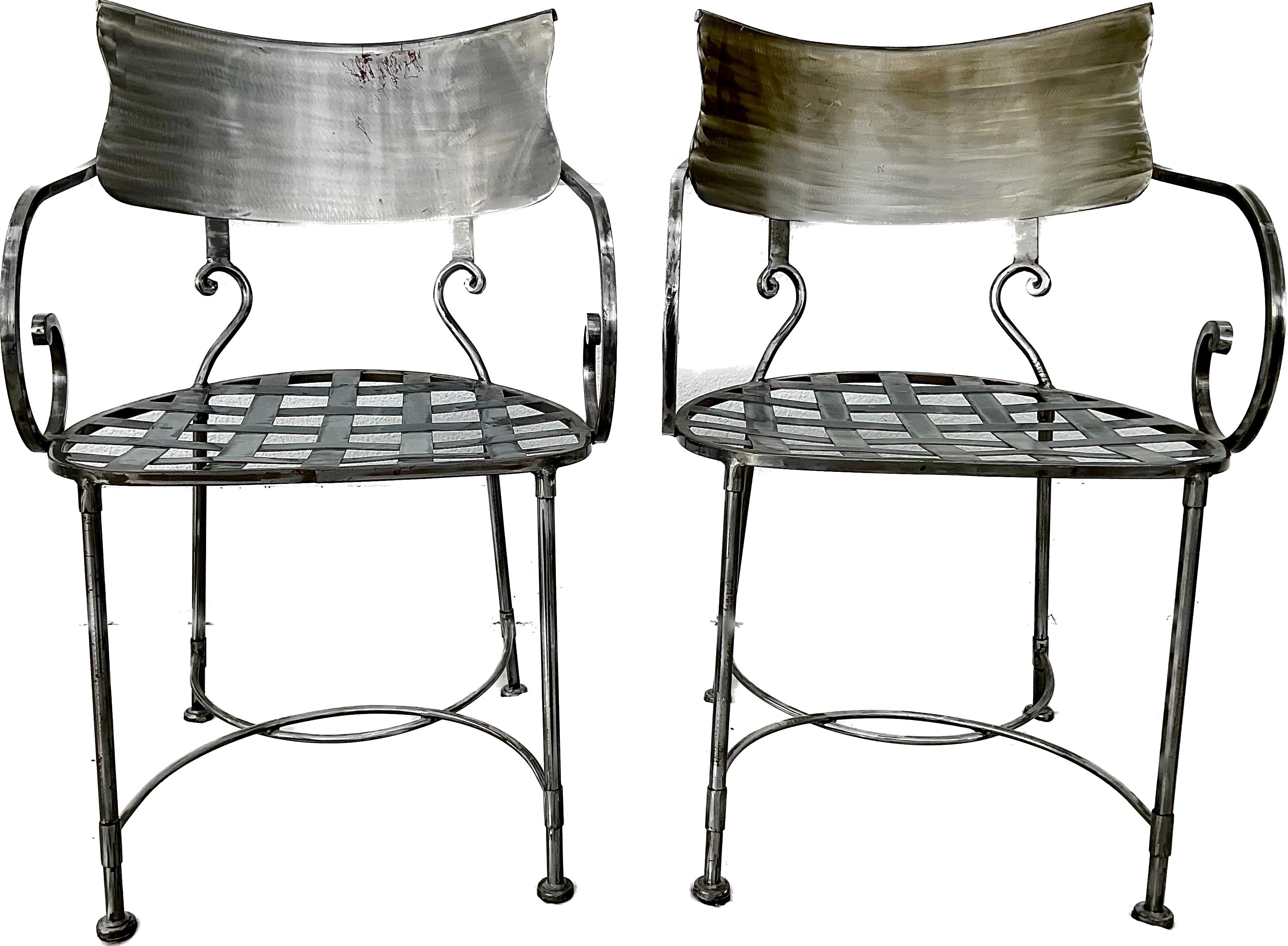 Satz von sechs wundervollen italienischen handgeschmiedeten Sesseln aus gebürstetem Stahl. Jeder Stuhl hat eine matte Silberpatina mit elegant geschwungenen Rückenlehnen und Armlehnen. Schmiedestahl wird zu einem  Einzigartiges Webmuster auf den
