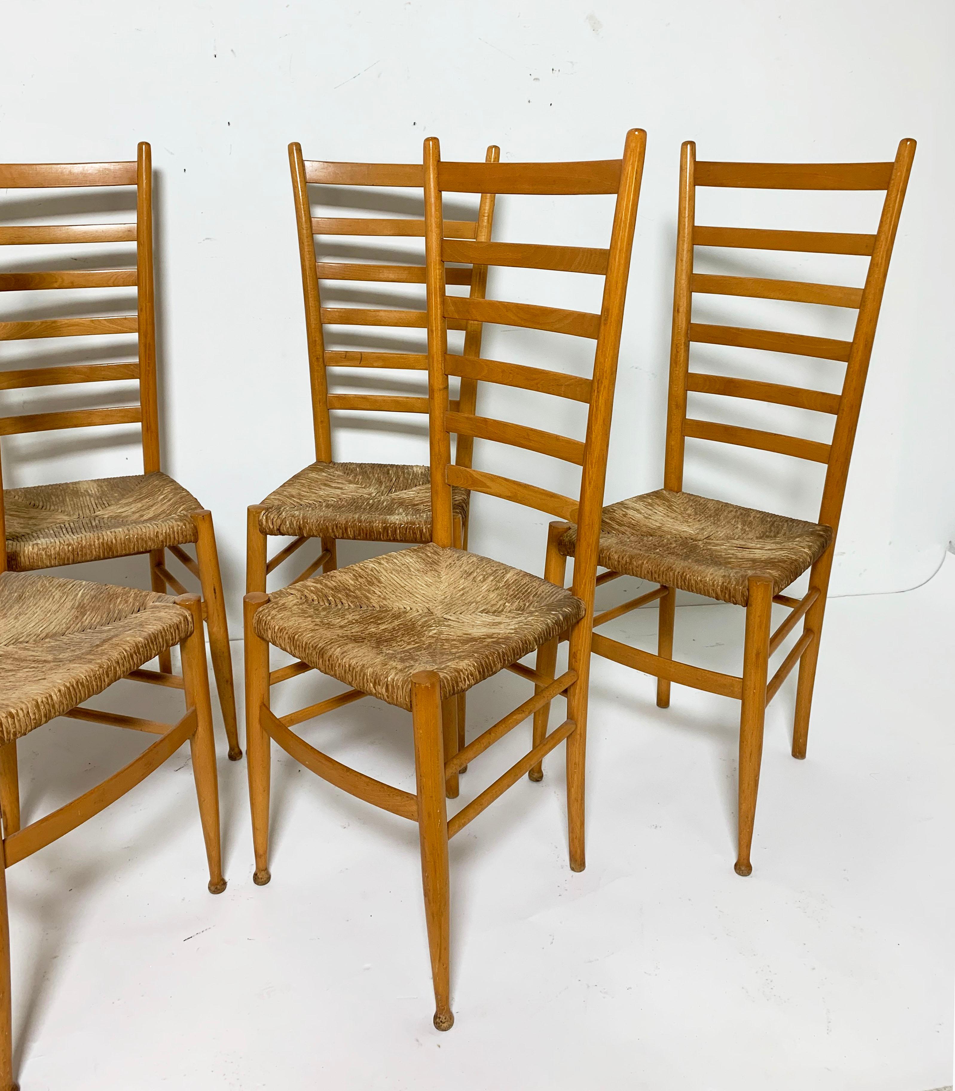 Satz von sechs italienischen Esszimmerstühlen mit Leiterrückenlehne nach Gio Ponti (Moderne der Mitte des Jahrhunderts) im Angebot