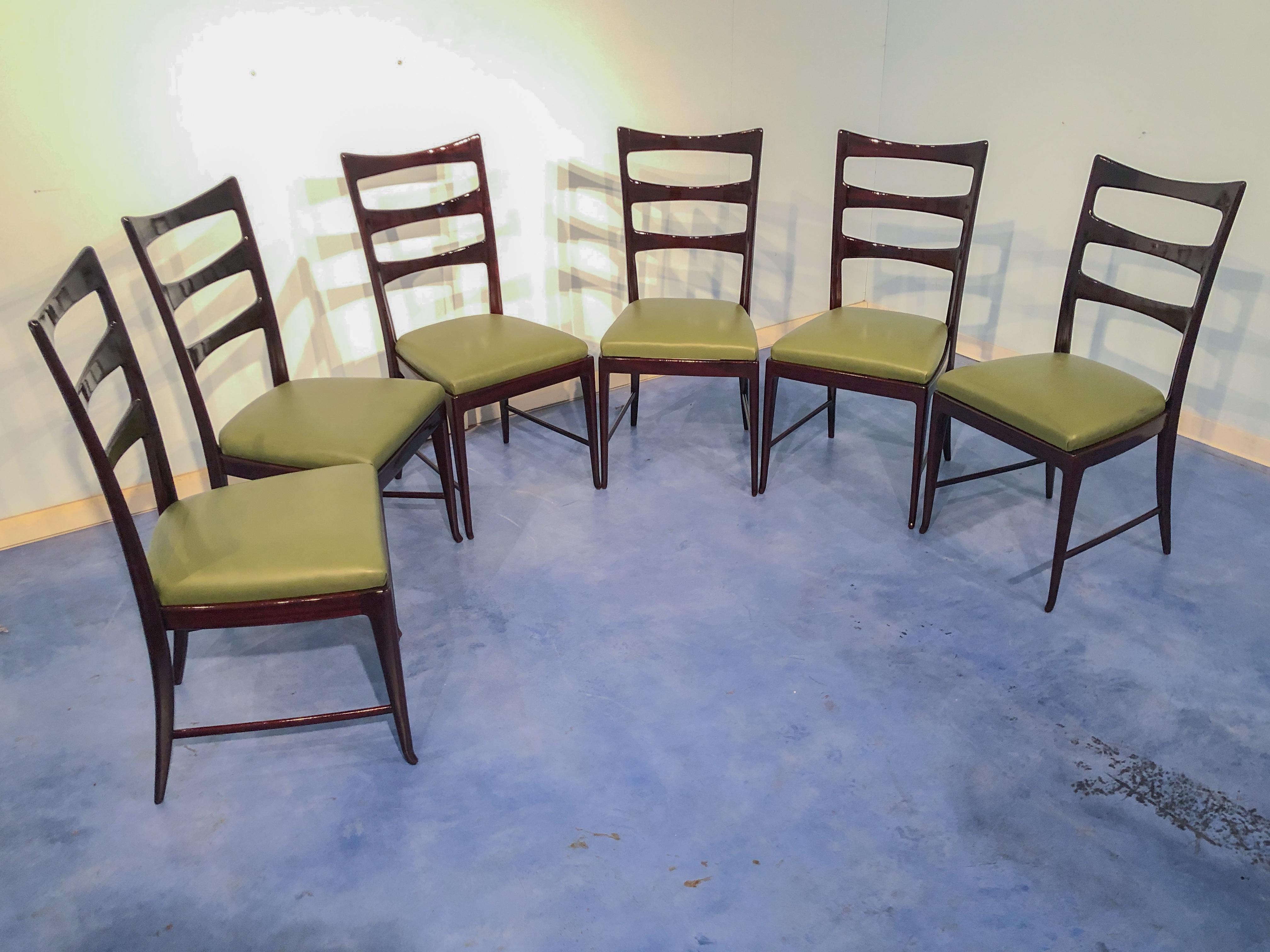 Ein prächtiges Set aus sechs Esszimmerstühlen von Vittorio Dassi aus den 1950er Jahren, Mitte des Jahrhunderts. Die elegante Linie zeichnet sich durch hohe Rückenlehnen aus. Mahagonistruktur, schöne bordeauxrote Farbe bei Licht. In sehr gutem