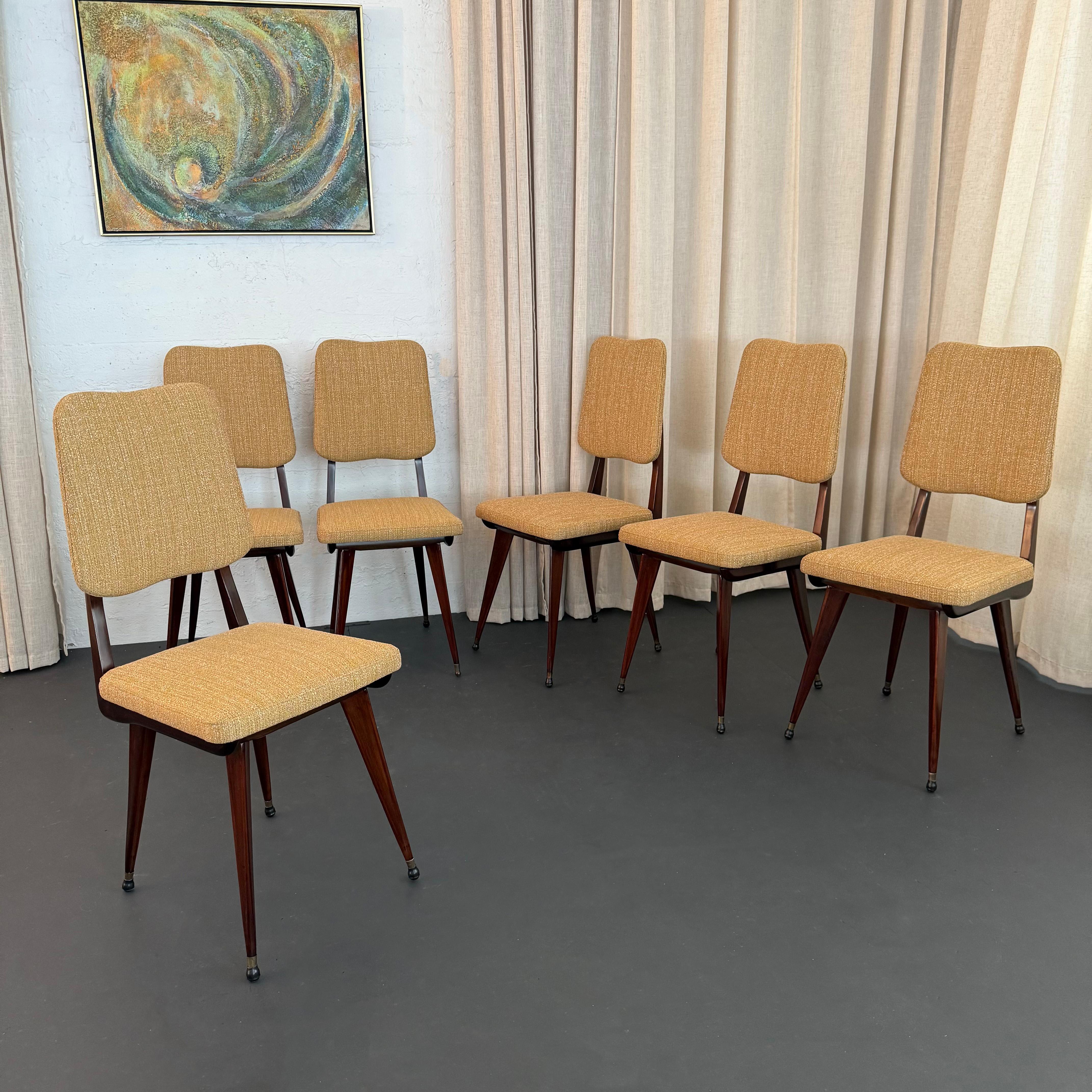 Ce superbe ensemble de six chaises de salle à manger latérales italiennes du milieu du siècle dernier n'a pas été attribué mais peut être comparé à des maîtres italiens tels qu'Ico Parisi et Carlo de Carli. Les chaises sont dotées d'un cadre en