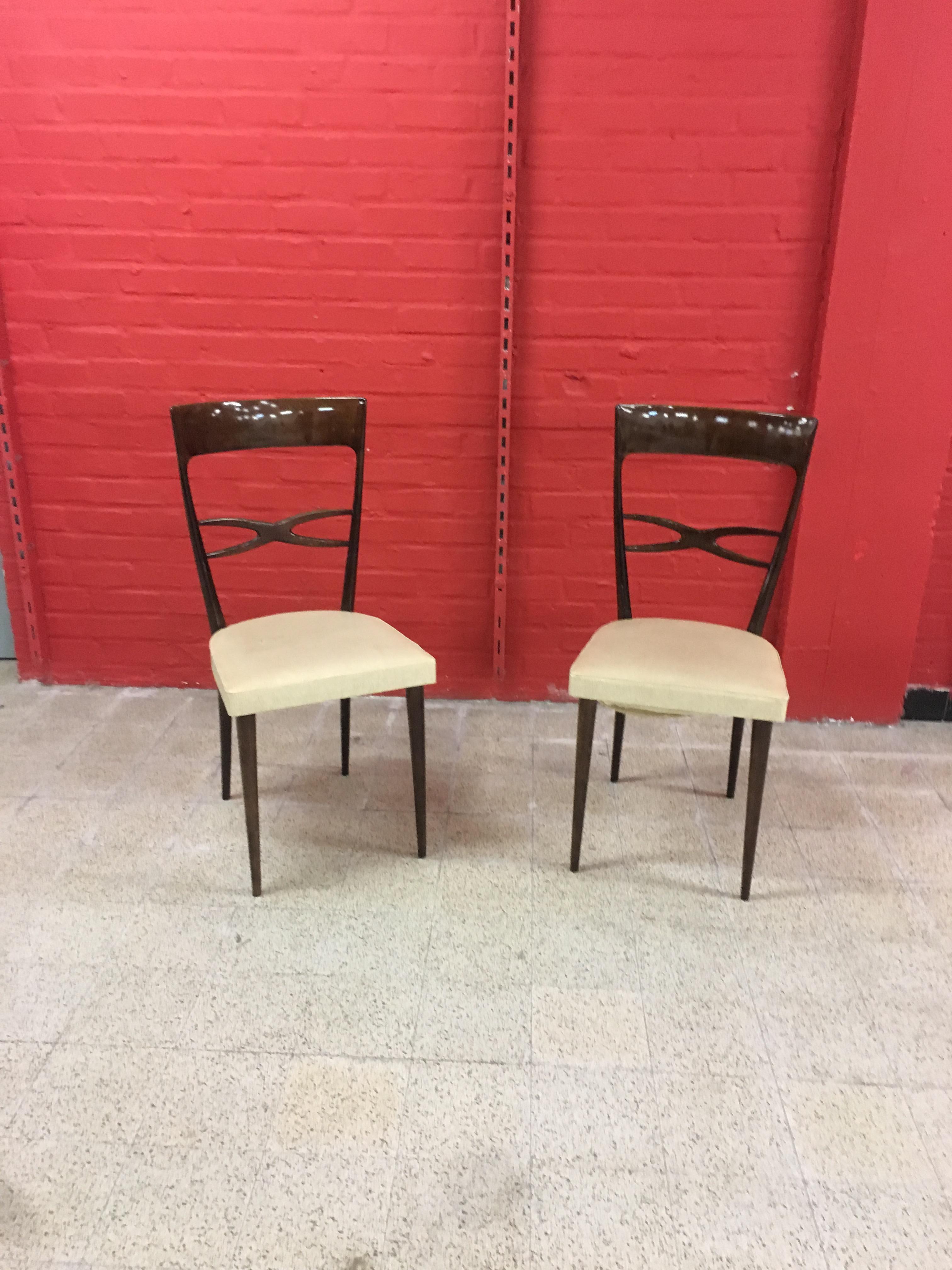 Ensemble de six chaises de salle à manger italiennes en hêtre du milieu du siècle dernier par Consorzio Sedie Friuli
quelques trous dans le revêtement des sièges.
