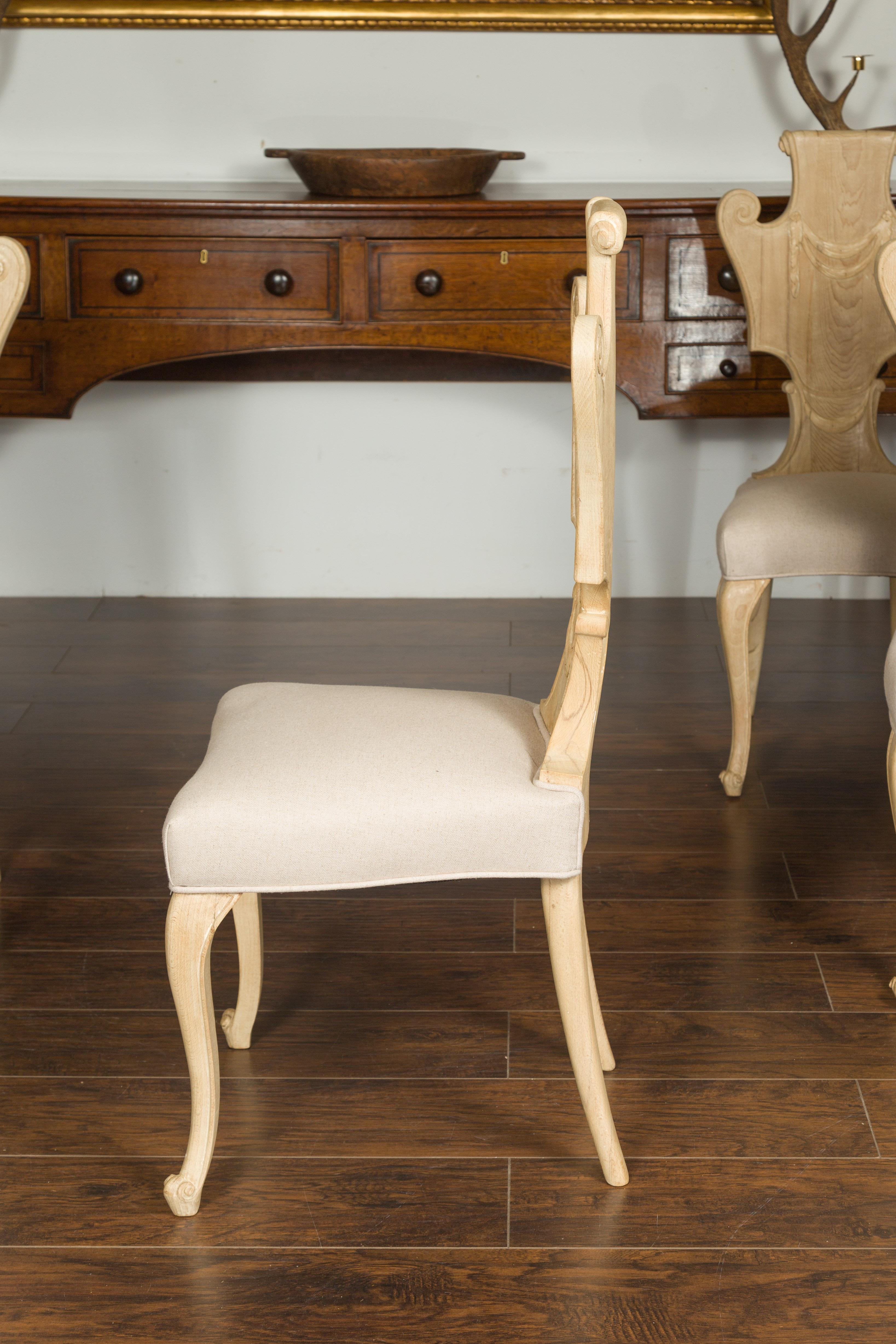 Juego de seis sillas de comedor italianas de mediados de siglo de nogal blanqueado con volutas en venta 4