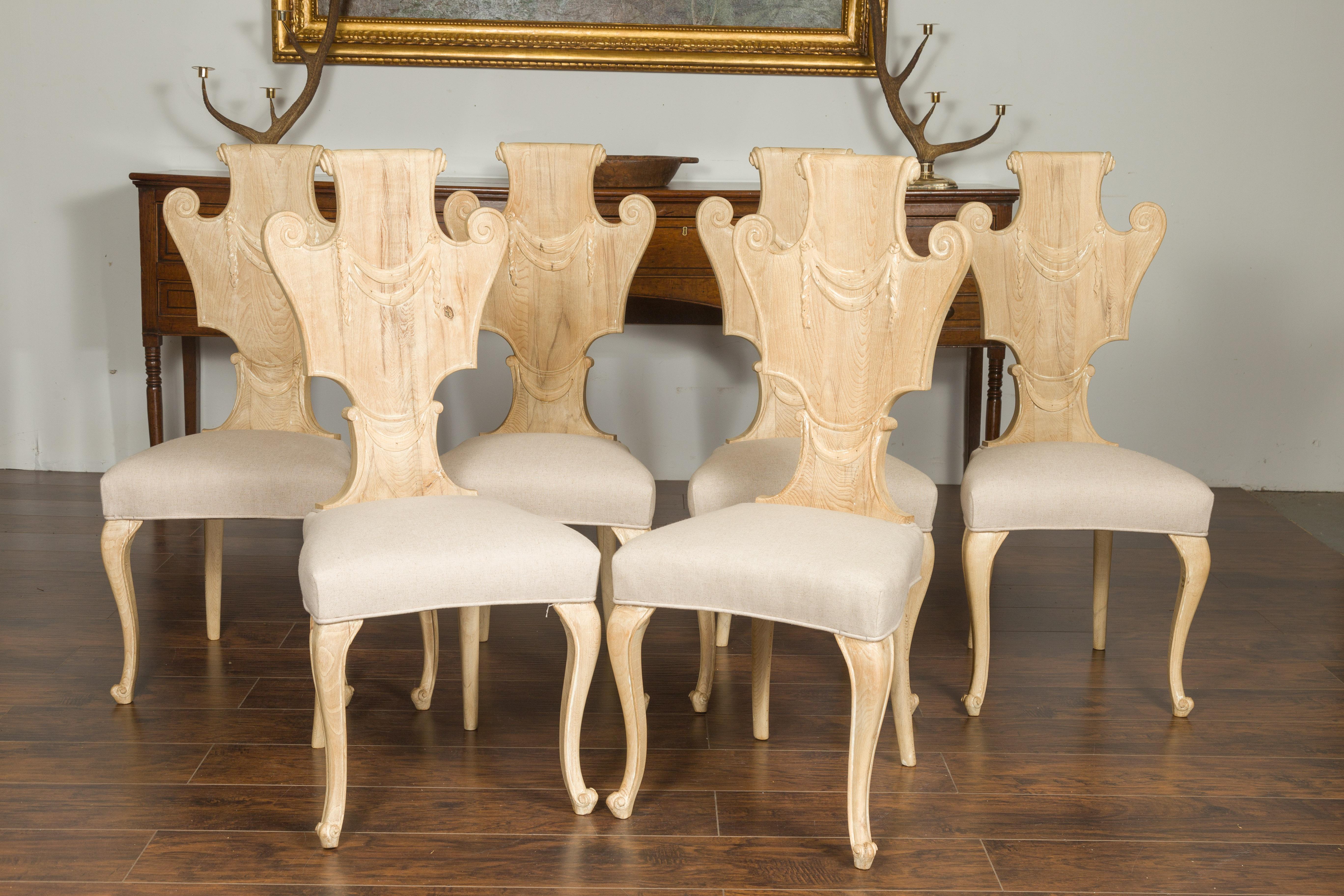 Ensemble de six chaises de salle à manger italiennes du milieu du siècle dernier en noyer blanchi avec volutes en vente 6