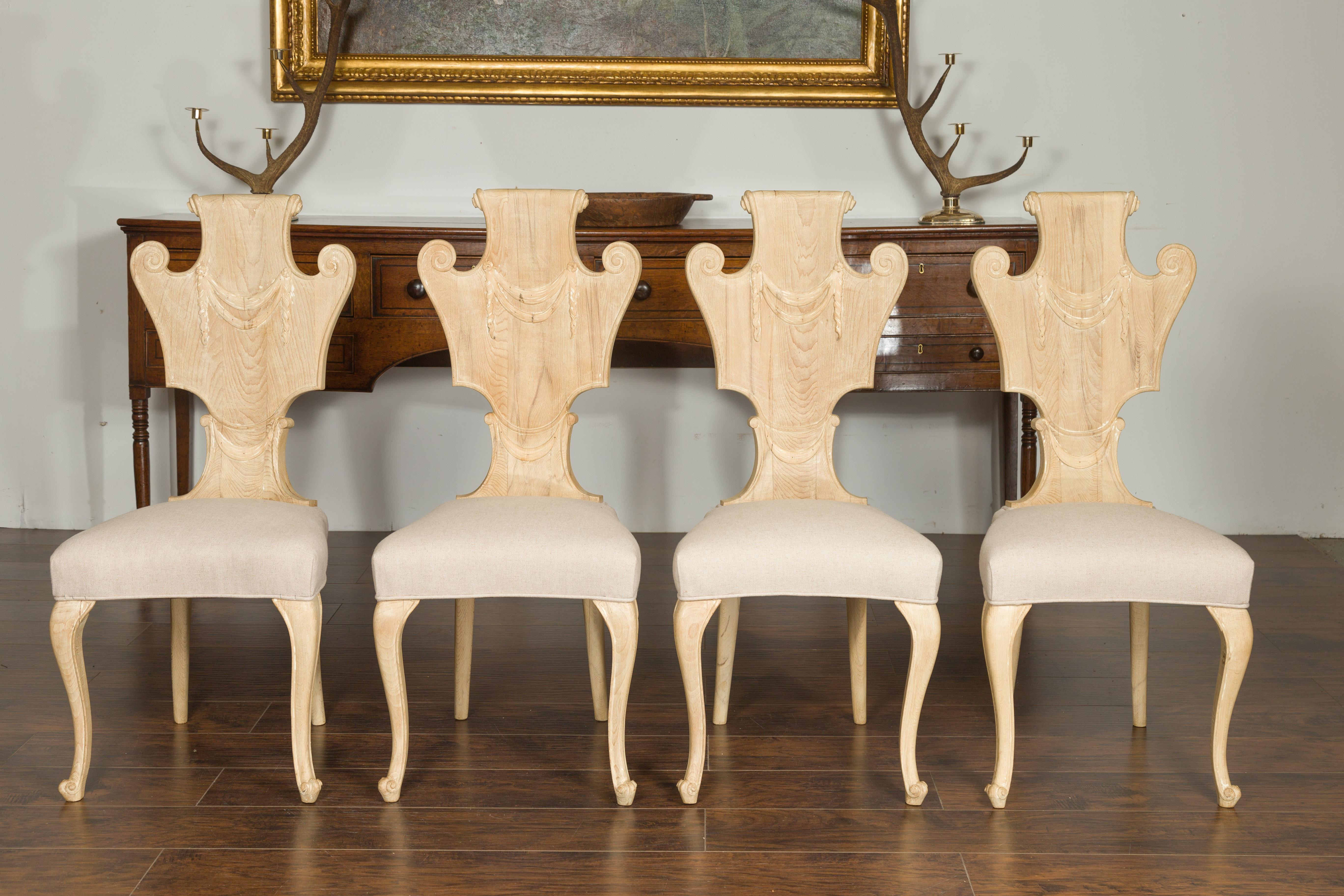 Blanchi Ensemble de six chaises de salle à manger italiennes du milieu du siècle dernier en noyer blanchi avec volutes en vente