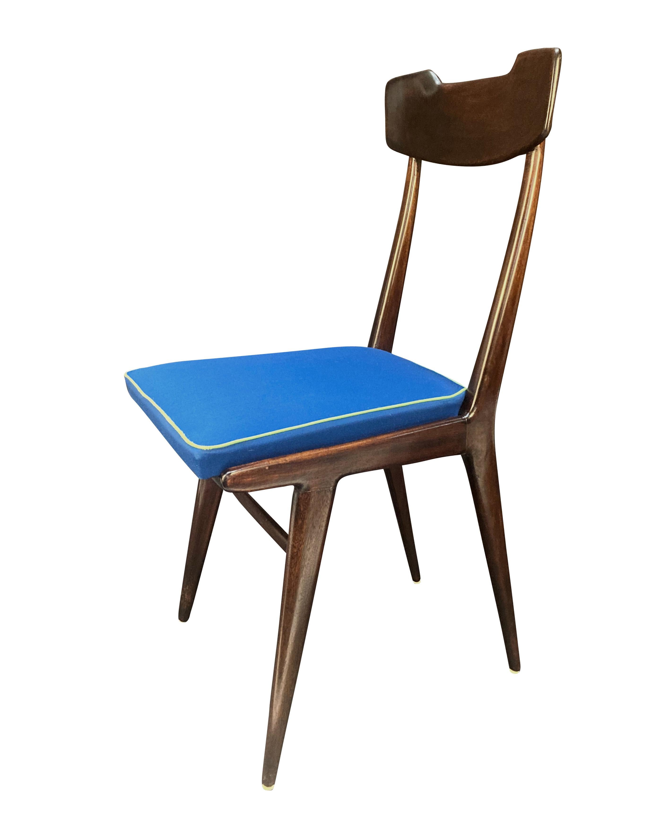 Mid-Century moderno Set di sei sedie da pranzo italiane del Medioevo con sedute in seta blu in vendita