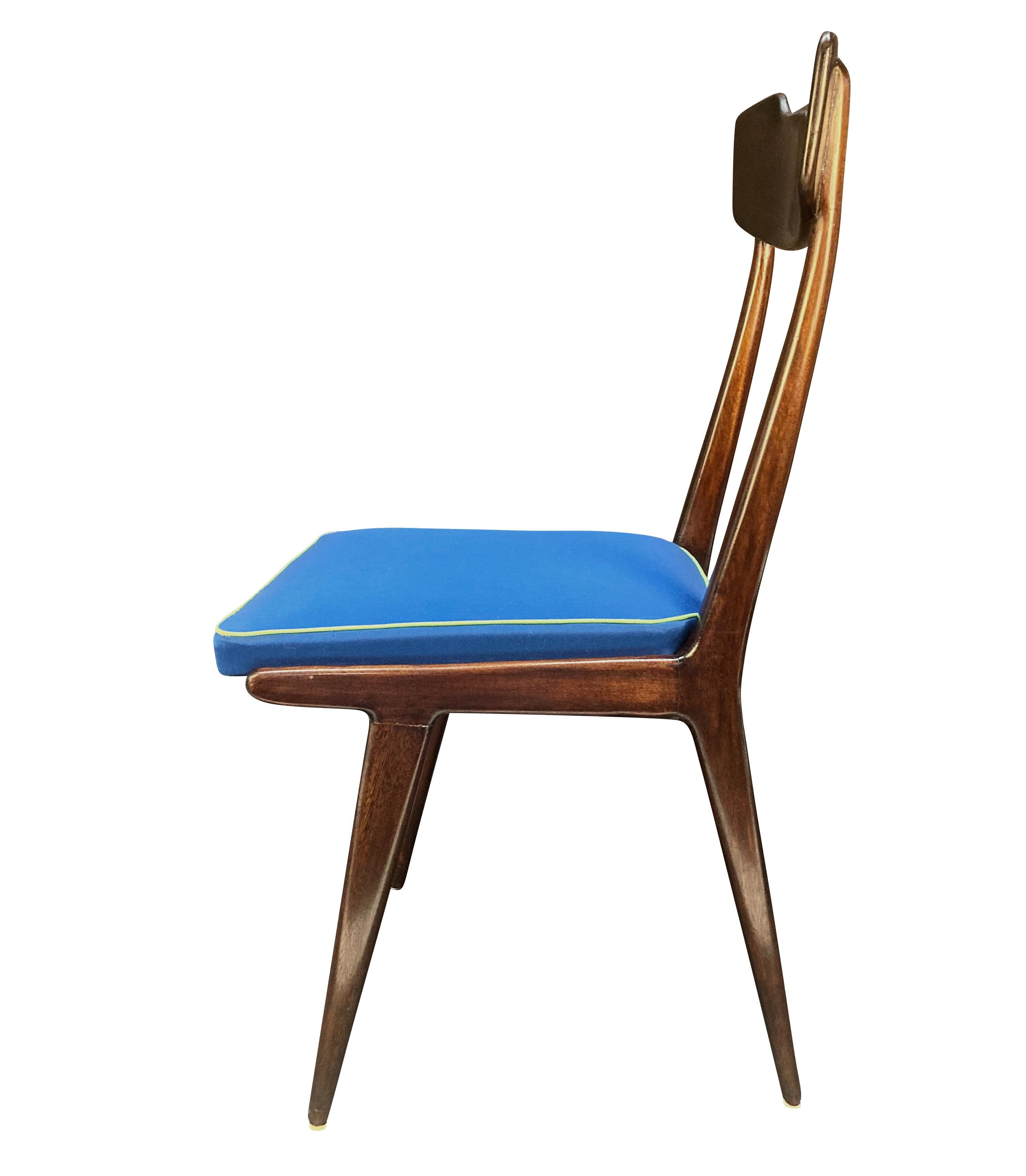 Italiano Set di sei sedie da pranzo italiane del Medioevo con sedute in seta blu in vendita