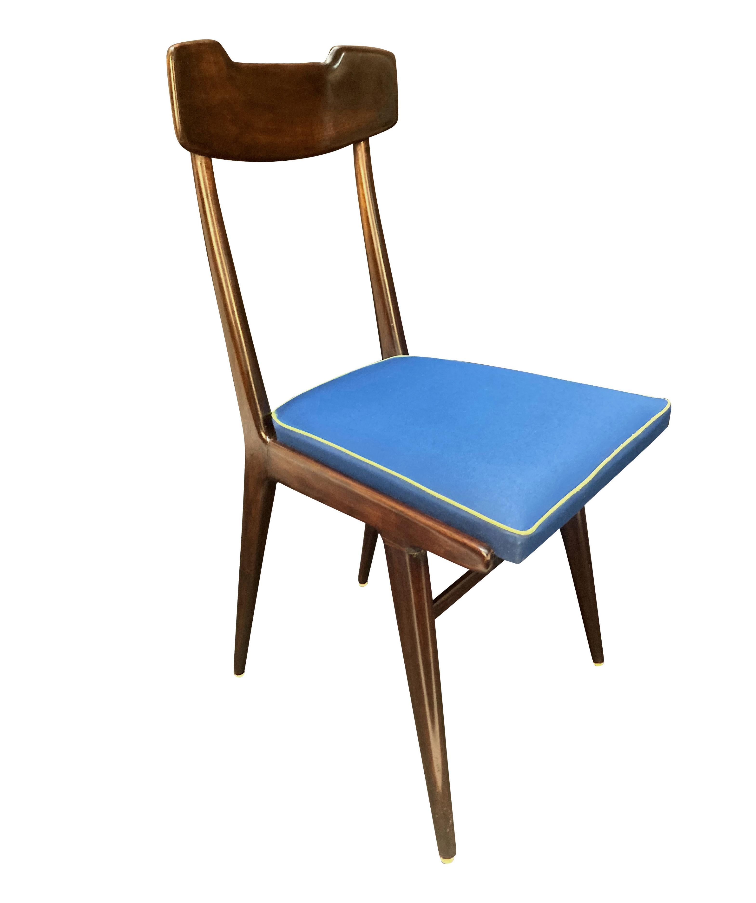 Metà XX secolo Set di sei sedie da pranzo italiane del Medioevo con sedute in seta blu in vendita