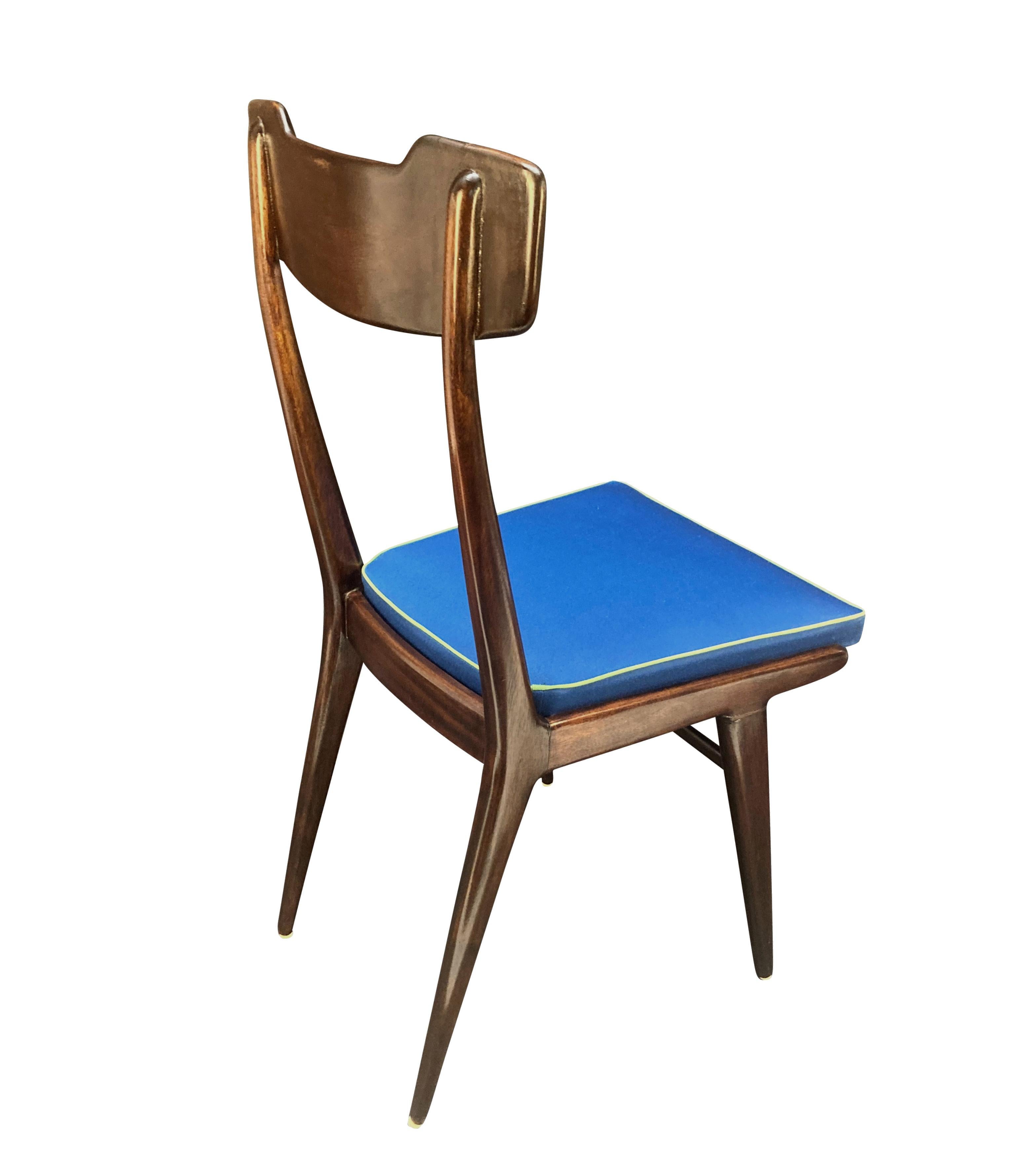 Faggio Set di sei sedie da pranzo italiane del Medioevo con sedute in seta blu in vendita
