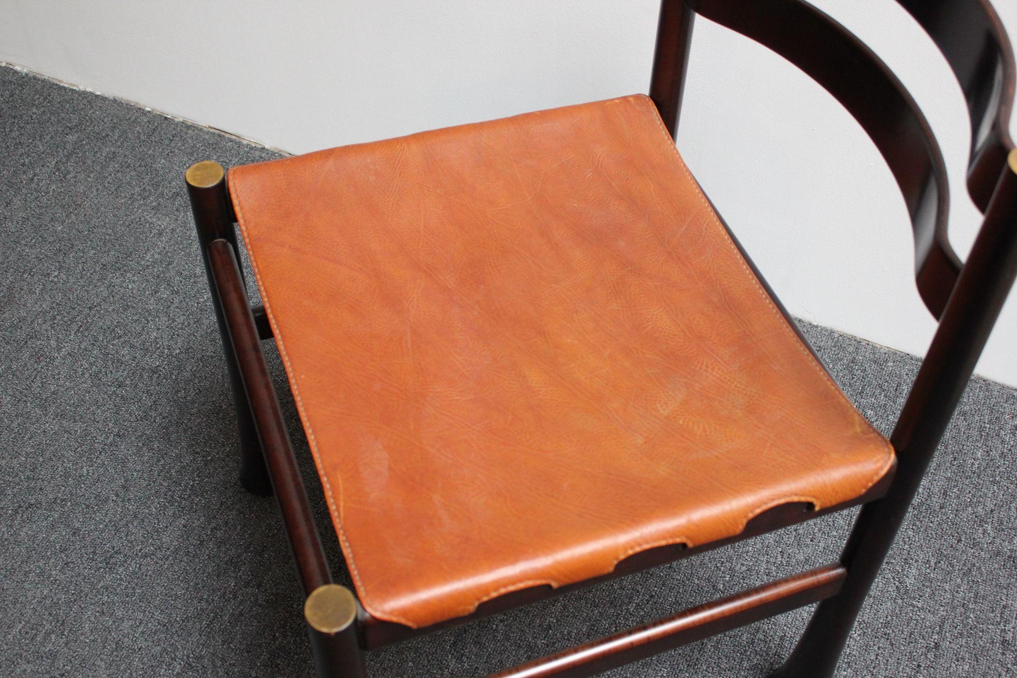 Ensemble de six chaises de salle à manger modernes italiennes en bois de rose et cuir de Luciano Frigerio en vente 2