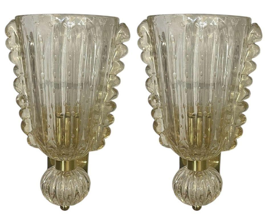 Raffiniertes Set aus sechs modernen italienischen Wandleuchten, mundgeblasen aus Murano-Glas und mit zarten Morisken verziert. Jede Leuchte ist mit 24-karätigen Goldflecken versehen, die bei Beleuchtung einen warmen, leuchtenden Effekt erzeugen. Auf