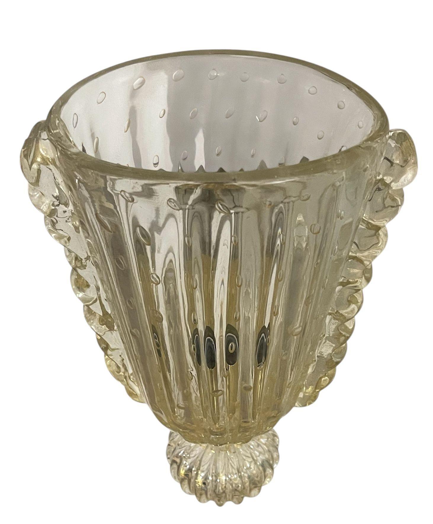 Satz von sechs italienischen modernistischen Murano-Glas-Wandleuchtern mit gerafftem Detail und Goldfleck im Zustand „Hervorragend“ im Angebot in Los Angeles, CA