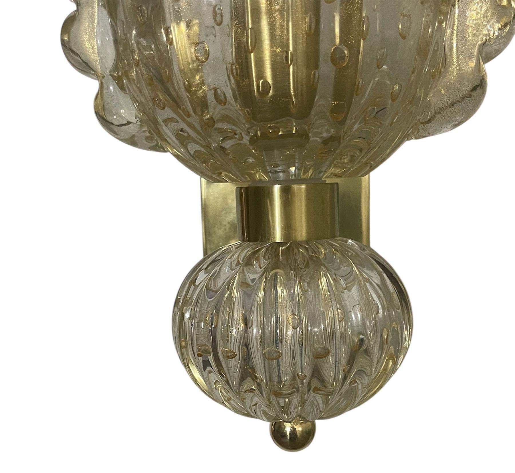 Satz von sechs italienischen modernistischen Murano-Glas-Wandleuchtern mit gerafftem Detail und Goldfleck (Muranoglas) im Angebot