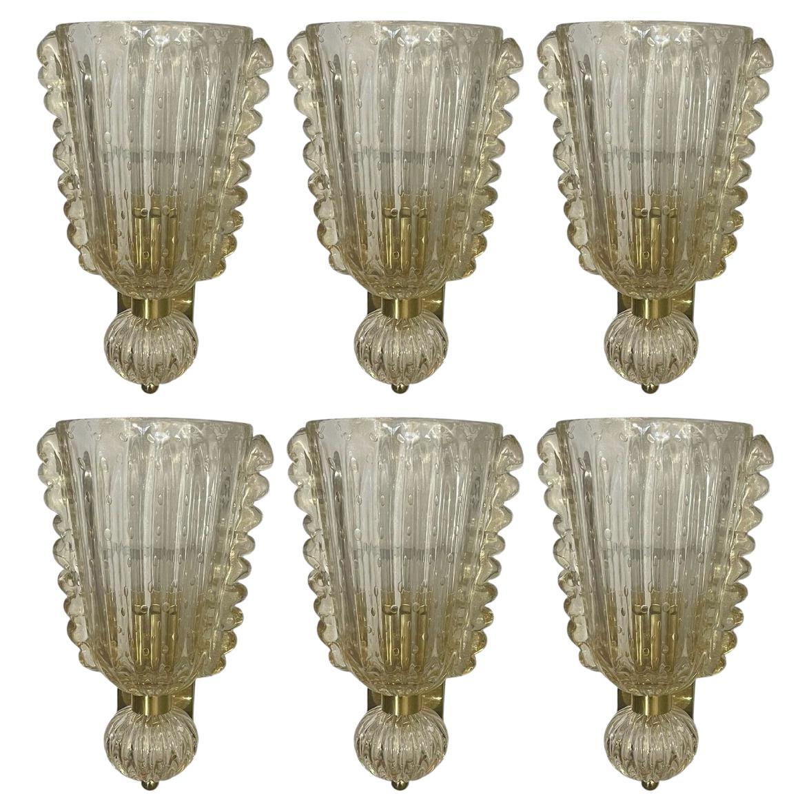 Ensemble de six appliques modernistes italiennes en verre de Murano avec détail de volutes et mouchetures d'or