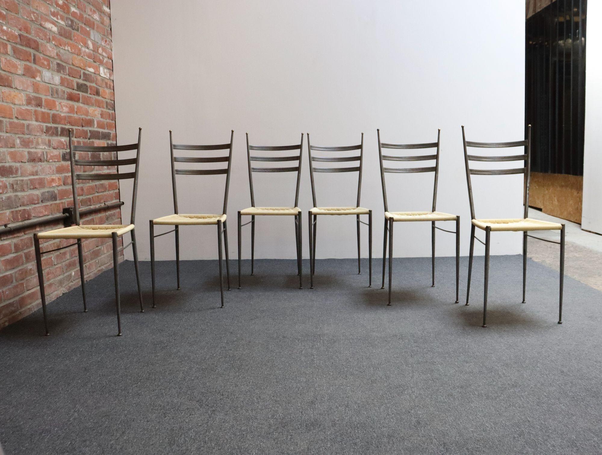 Ensemble de six chaises de salle à manger italiennes modernistes en acier et laiton d'après Gio Ponti en vente 12