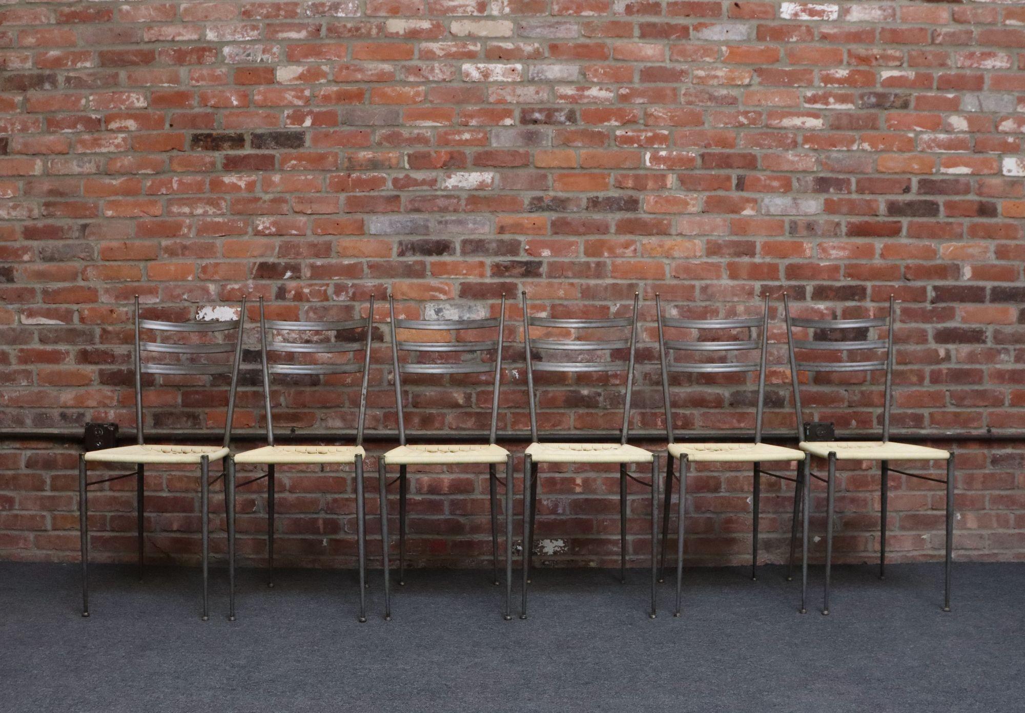 Mid-Century Modern Ensemble de six chaises de salle à manger italiennes modernistes en acier et laiton d'après Gio Ponti en vente