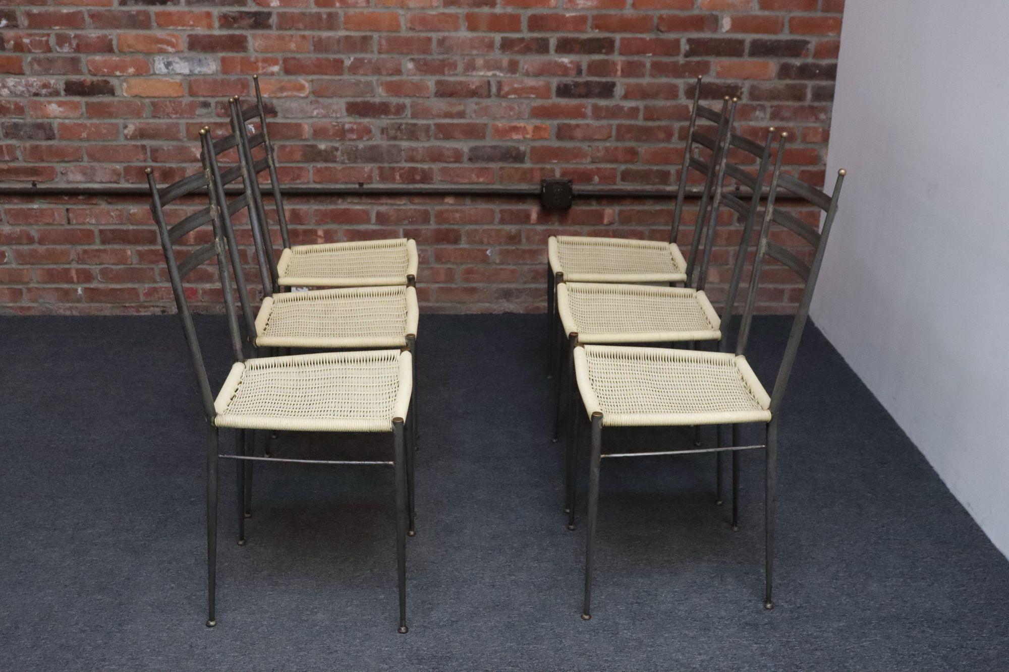 Ensemble de six chaises de salle à manger italiennes modernistes en acier et laiton d'après Gio Ponti en vente 9