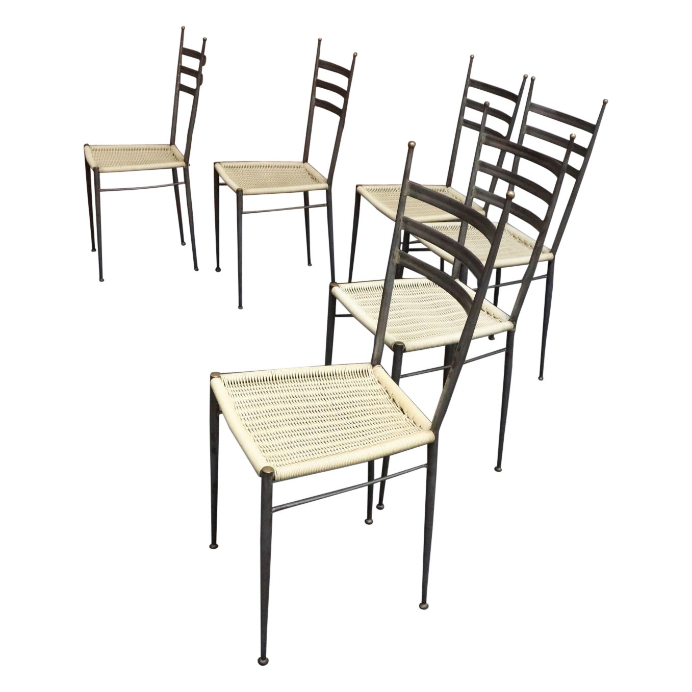 Ensemble de six chaises de salle à manger italiennes modernistes en acier et laiton d'après Gio Ponti en vente