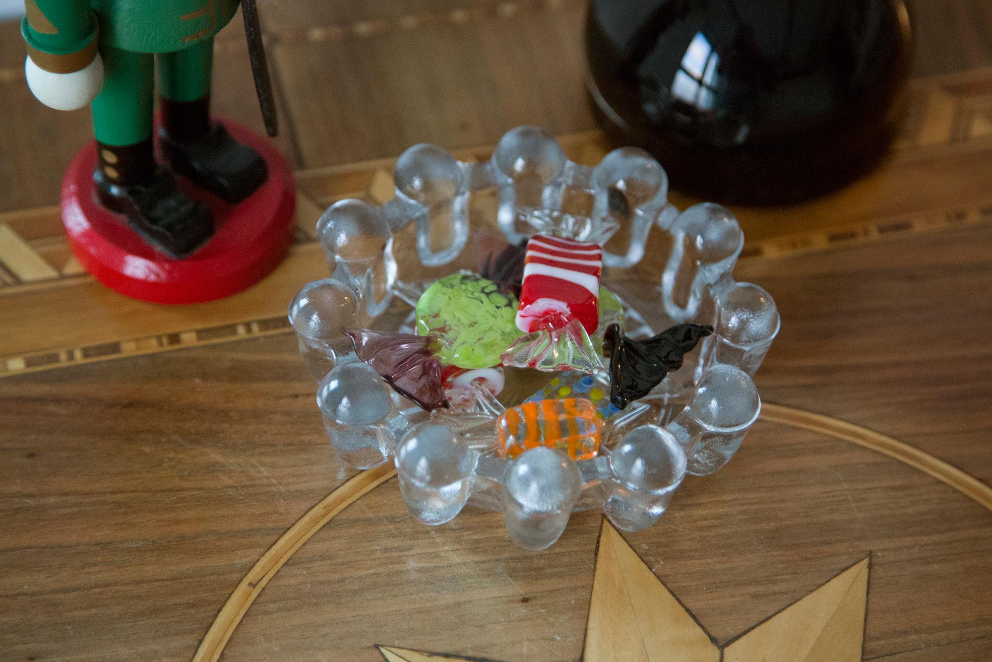Ajoutez une touche de couleur avec ce magnifique ensemble de six (6) bonbonnières en verre d'art italien Murano, Italie, vers la fin du 20e siècle. Dans le style de l'art moderne/pop. Les bonbons ressemblent à de la tire d'eau salée. Les bonbons