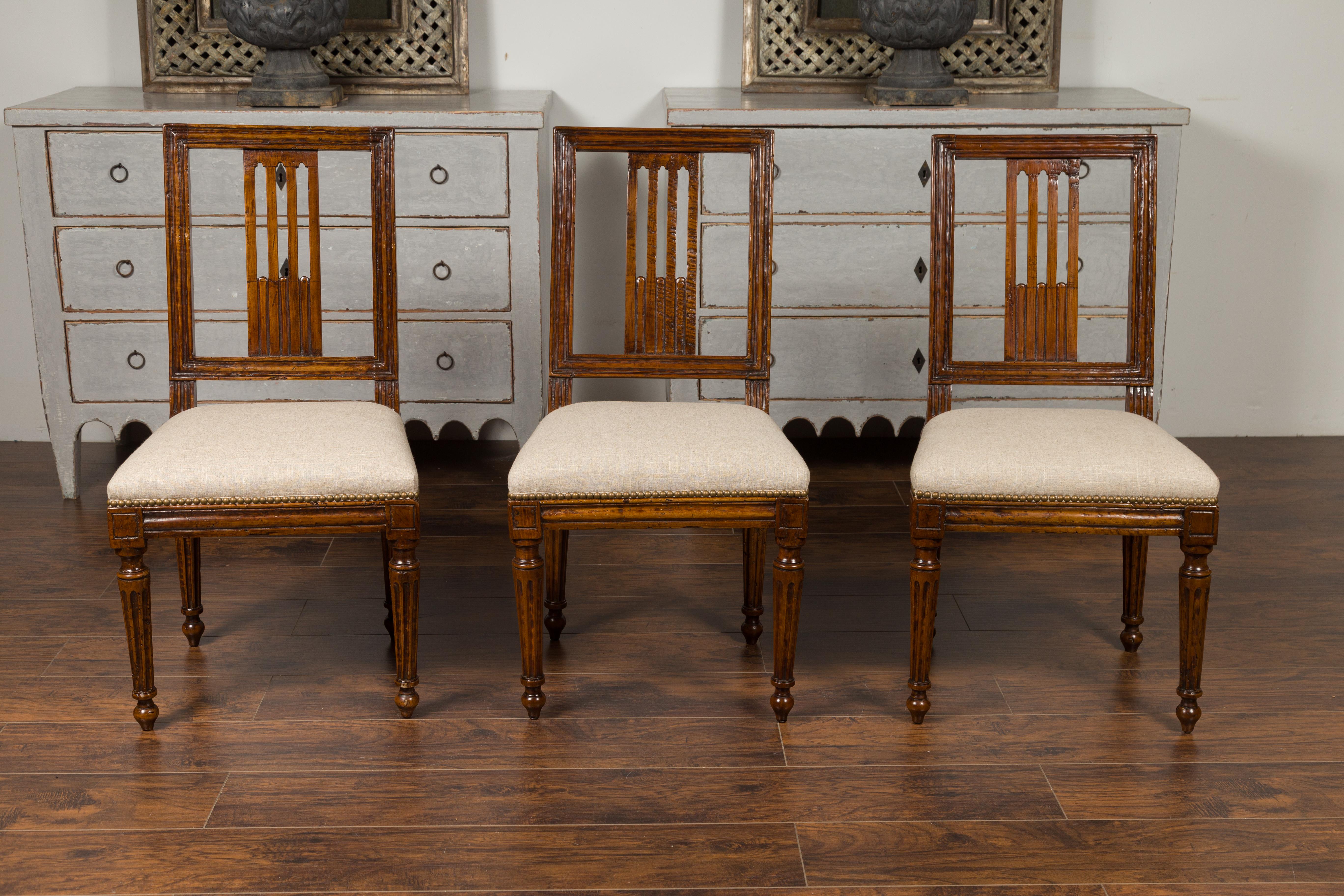 19th Century Set of Six Italian Oak Dining Room Side Chairs with Fluted Legs, circa 1870