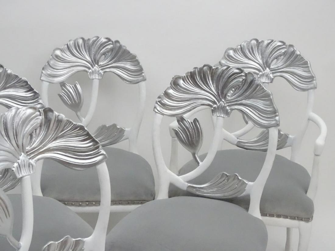 Laqué Ensemble de six chaises à manger italiennes polychromes sculptées en vente