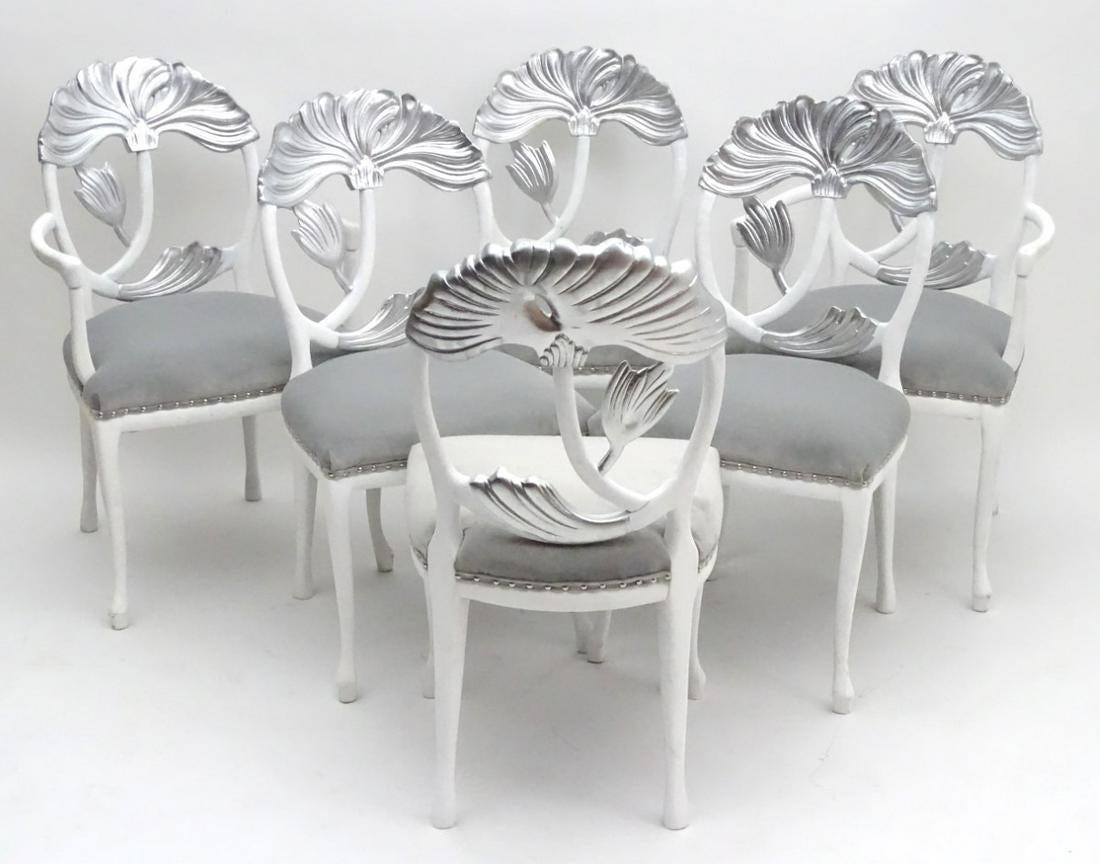 Ensemble de six chaises à manger italiennes polychromes sculptées Bon état - En vente à Dallas, TX