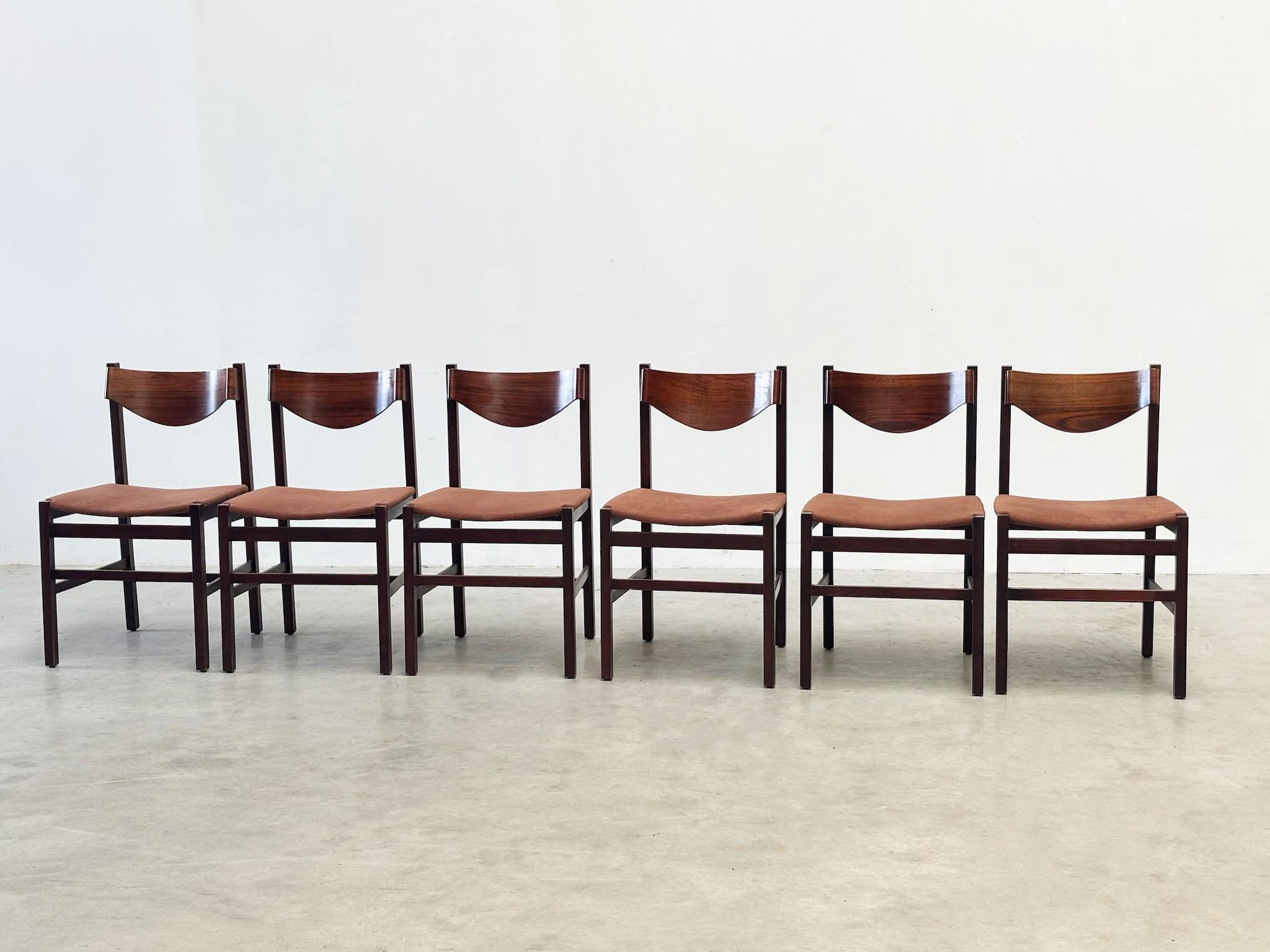 Che splendido set di sedie da pranzo!

 

Queste sei sedie da pranzo sono state realizzate in Italia ma da un produttore sconosciuto. Sono stati realizzati probabilmente negli anni '70 e sono un perfetto esempio di artigianato e qualità italiana!