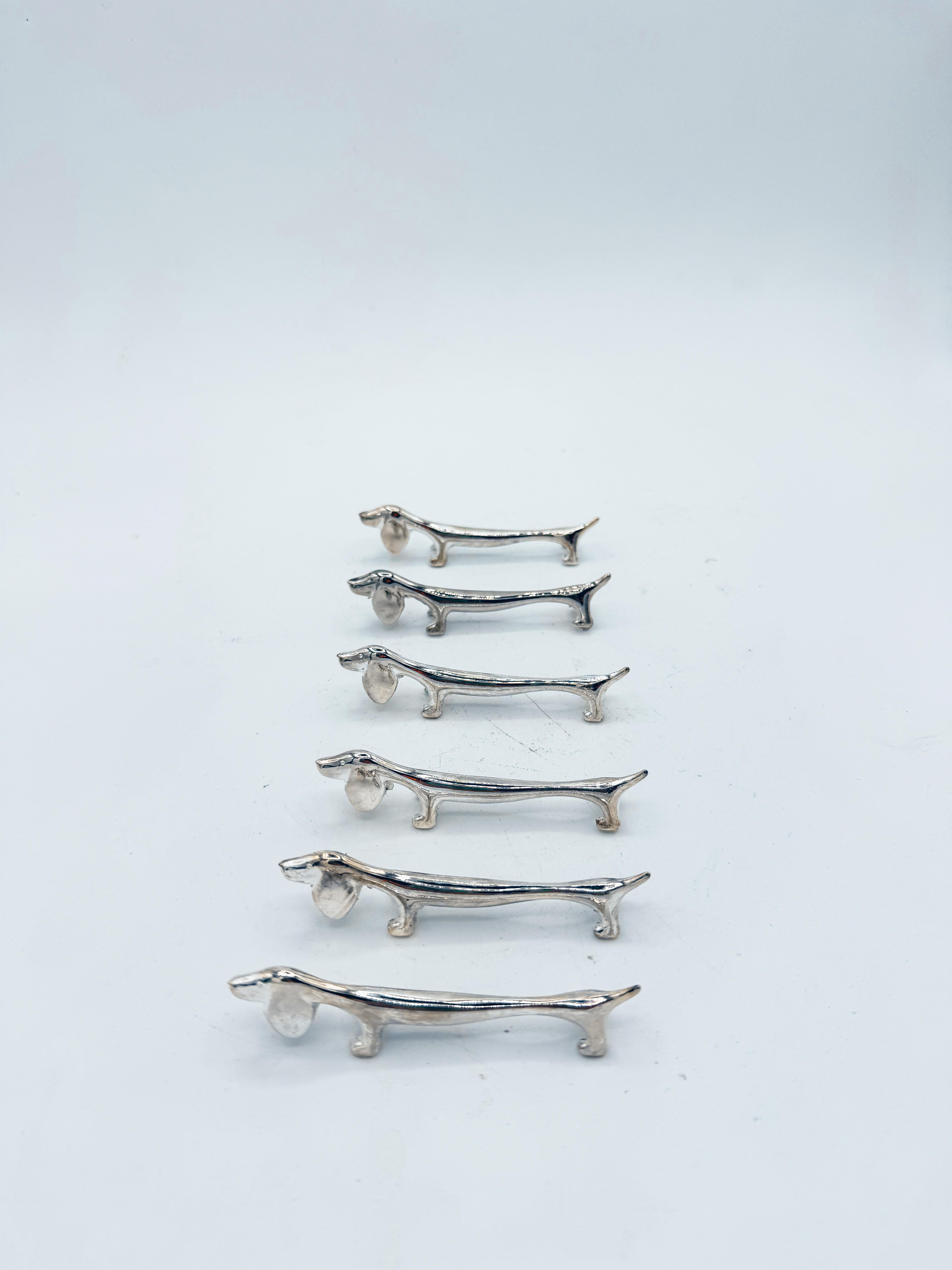 Satz von sechs italienischen versilberten Dackelhund-Messerhalterungen mit Originalbox (Moderne der Mitte des Jahrhunderts) im Angebot