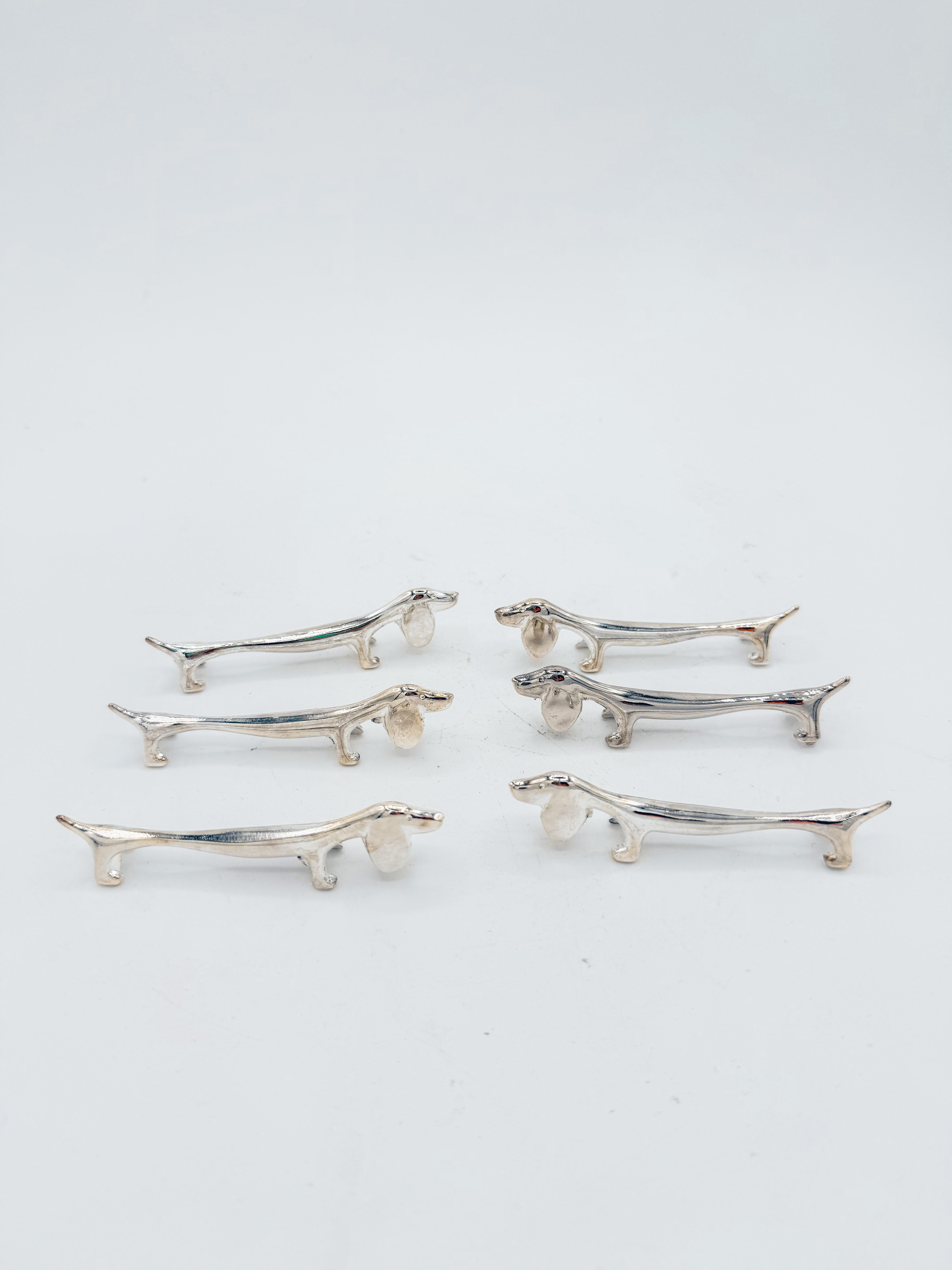 Satz von sechs italienischen versilberten Dackelhund-Messerhalterungen mit Originalbox (Italienisch) im Angebot