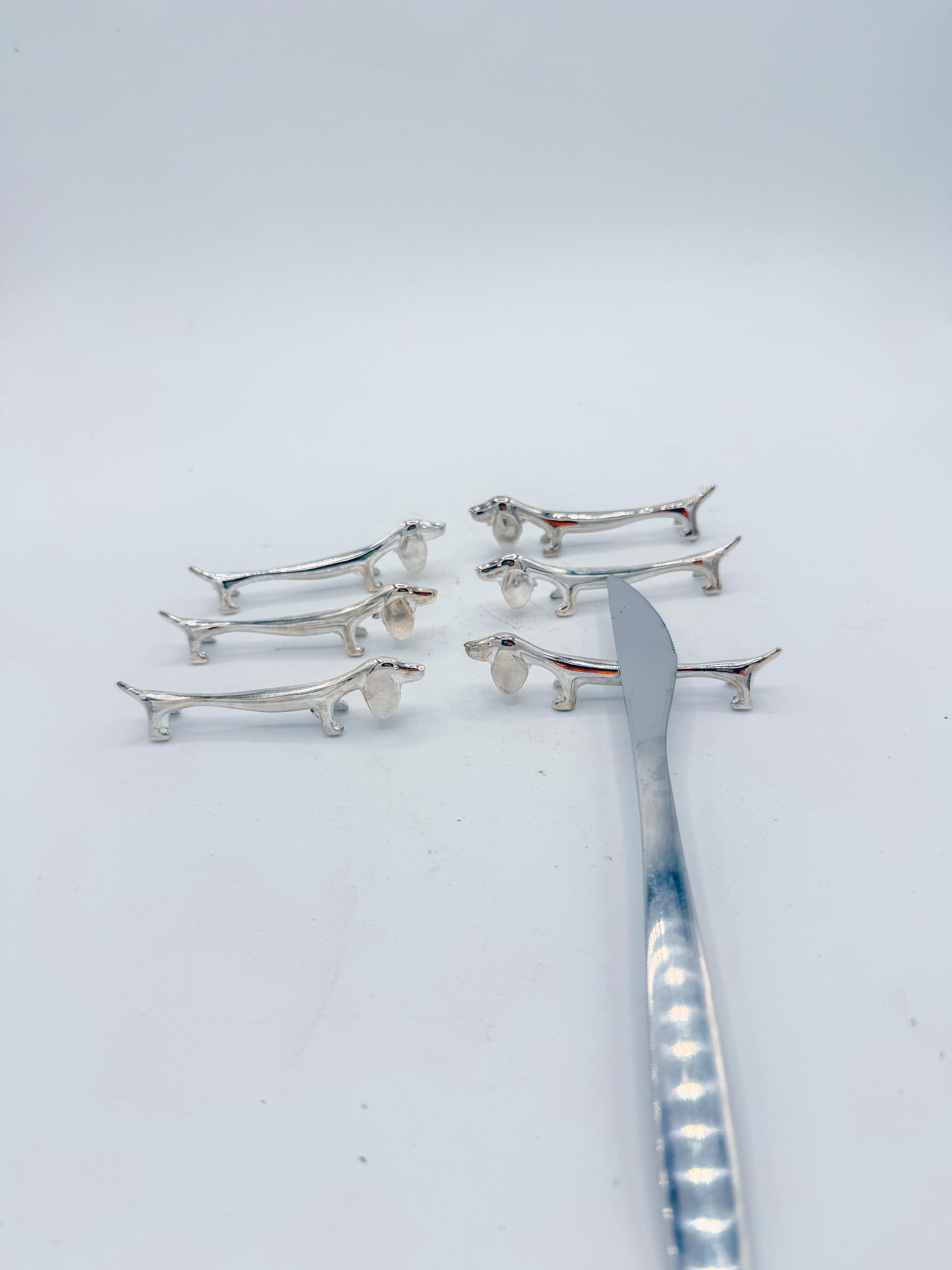 Satz von sechs italienischen versilberten Dackelhund-Messerhalterungen mit Originalbox (20. Jahrhundert) im Angebot