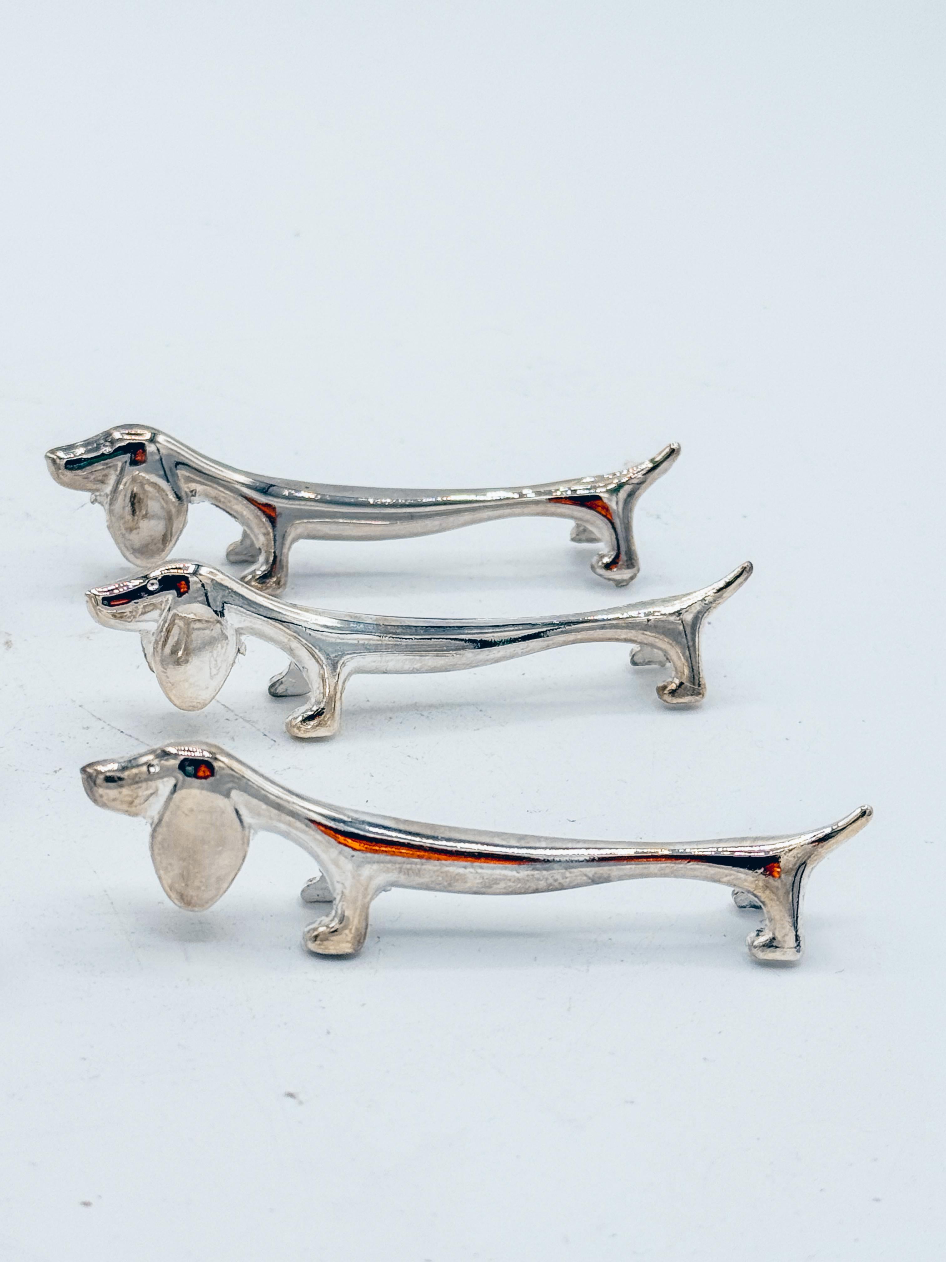 Satz von sechs italienischen versilberten Dackelhund-Messerhalterungen mit Originalbox (Versilberung) im Angebot