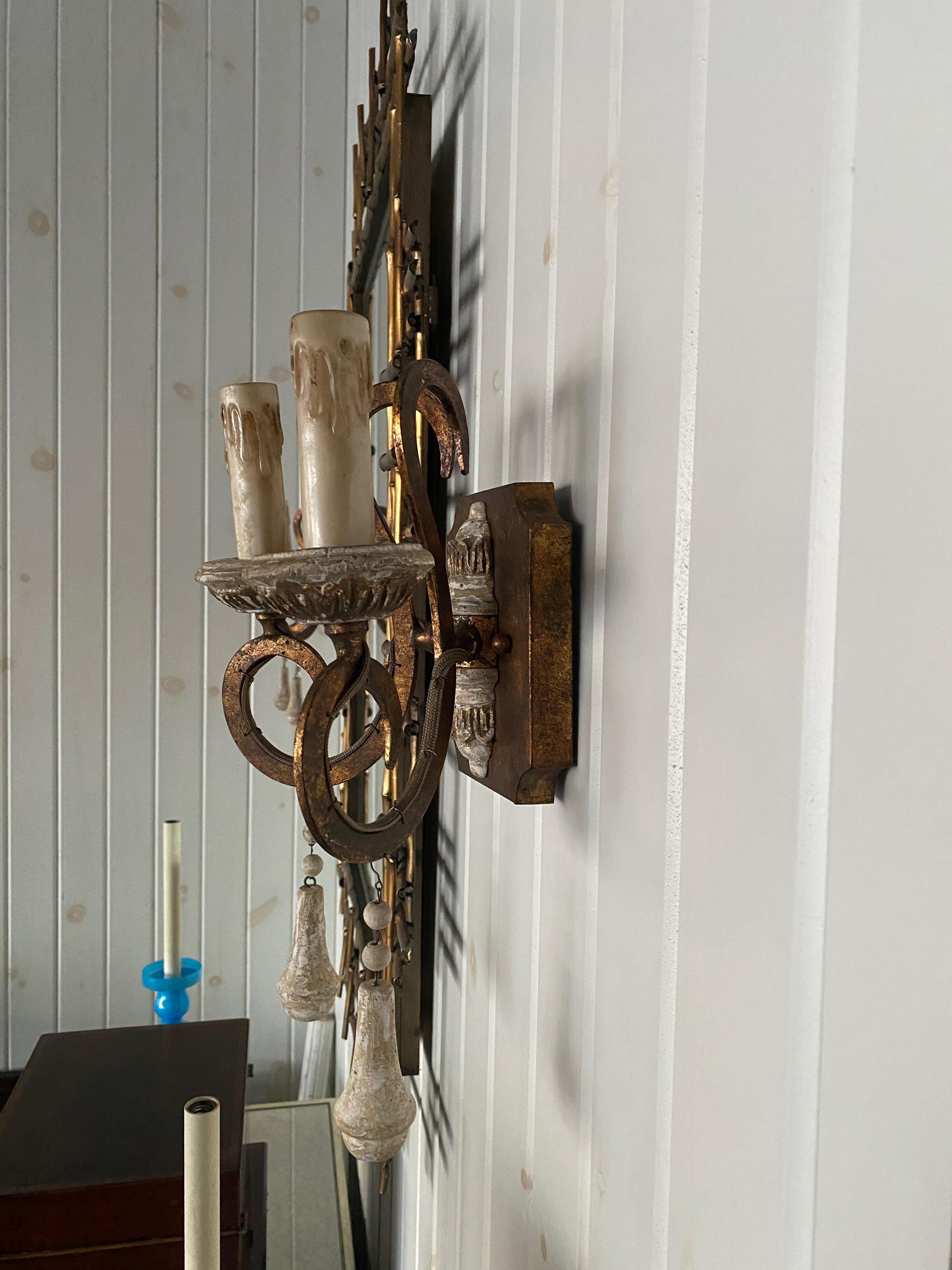 Set di sei lampade a due bracci in legno intagliato e tole in stile italiano con gocce di Wood In condizioni ottime in vendita a Buchanan, MI