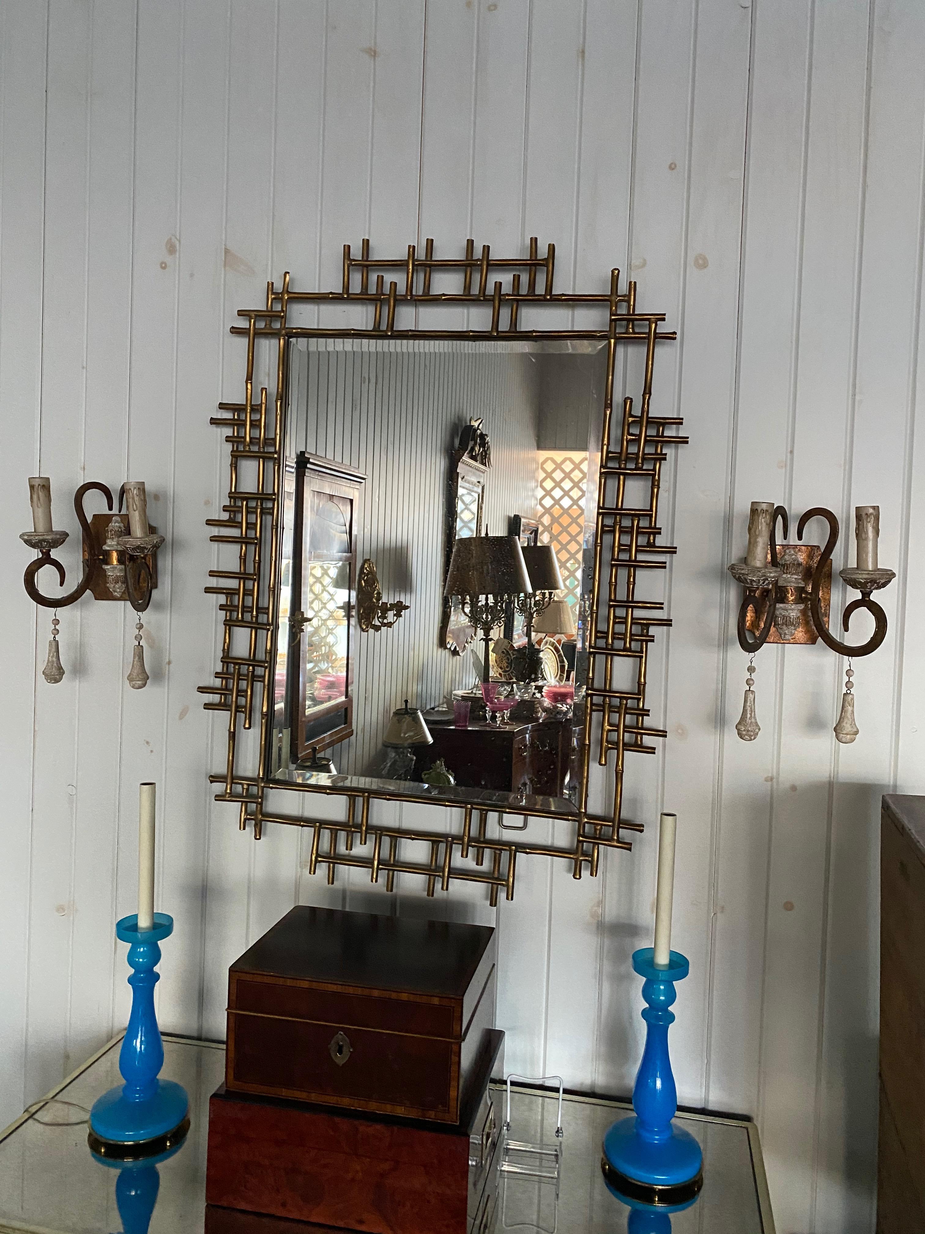 XX secolo Set di sei lampade a due bracci in legno intagliato e tole in stile italiano con gocce di Wood in vendita