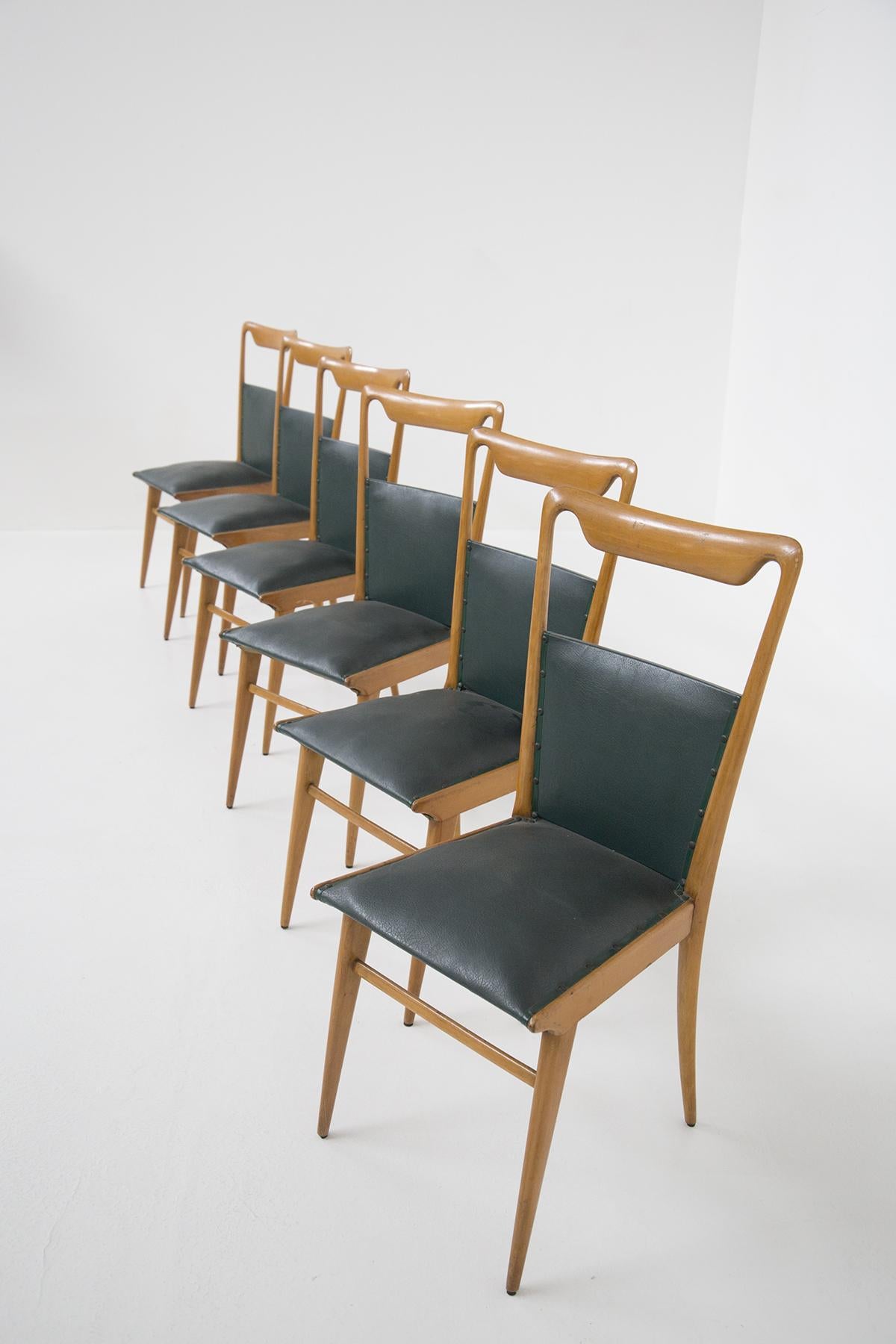 Lovely set composed of six wooden chairs designed in the 50's, of fine Italian manufacture.
The structure of the chairs is linear, with four supporting legs, with a pointed shape, while the back is straight with a slightly curved cut of the